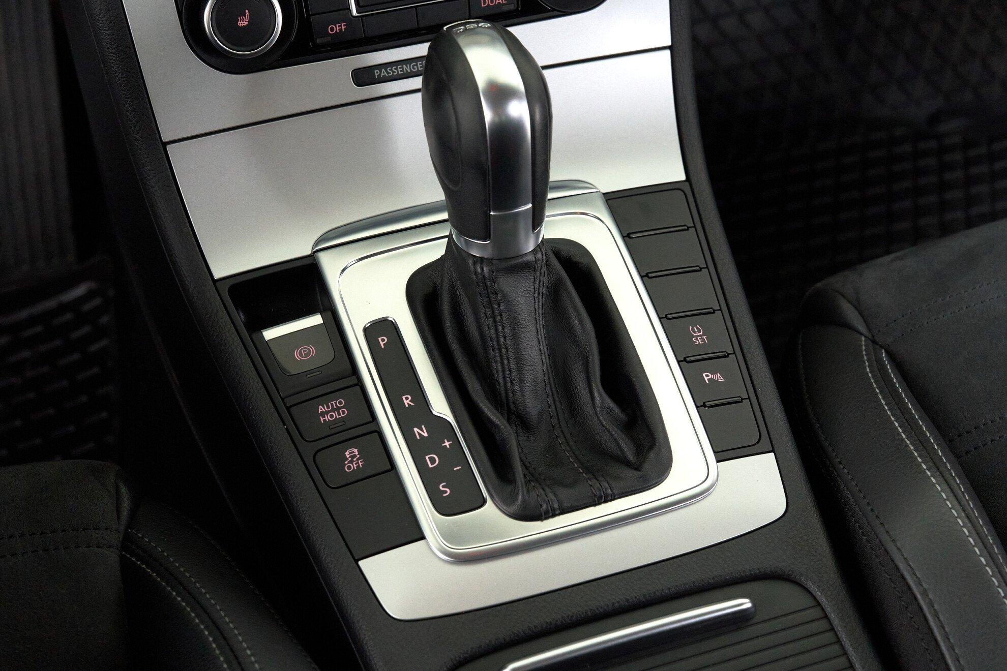 Volkswagen Passat CC 2011, белый