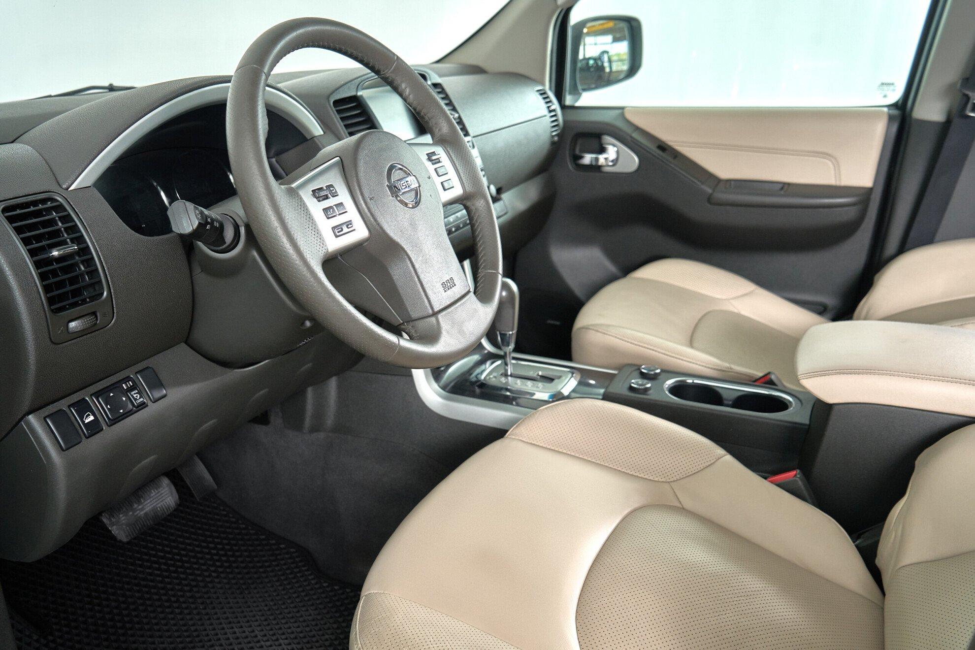 Nissan Pathfinder 2012, белый