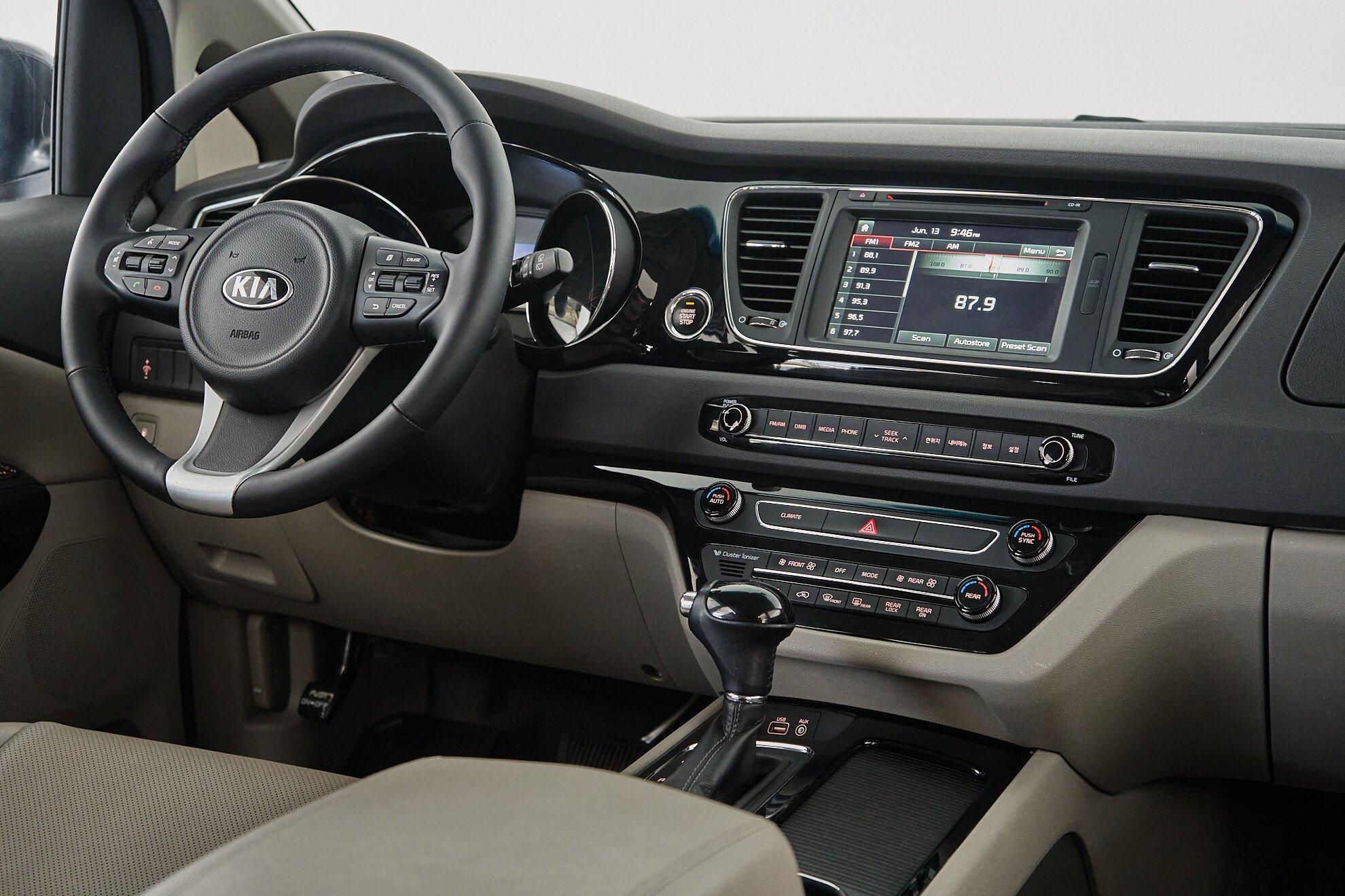 Kia Carnival 2016, черный