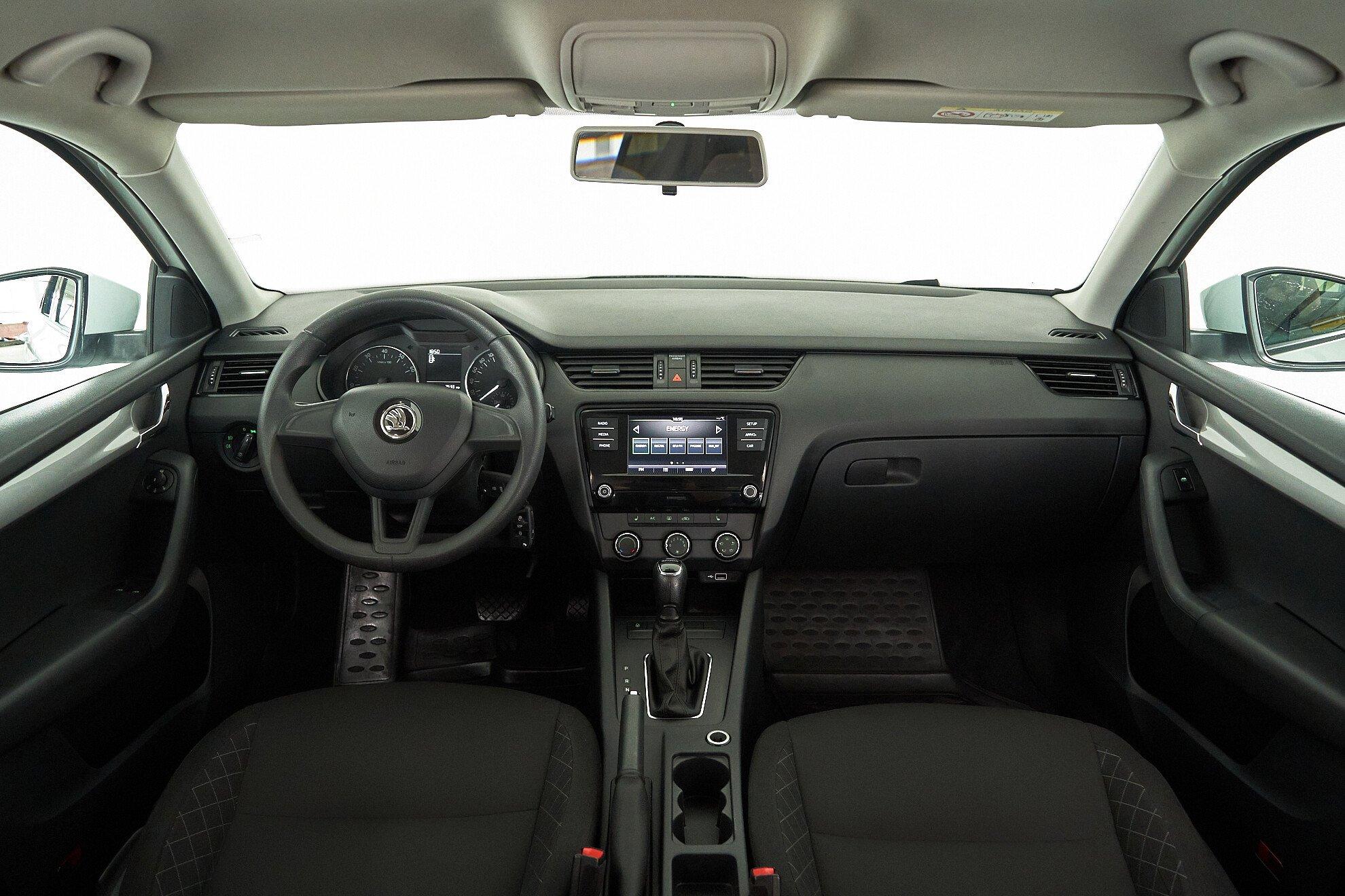 Skoda Octavia 2020, белый