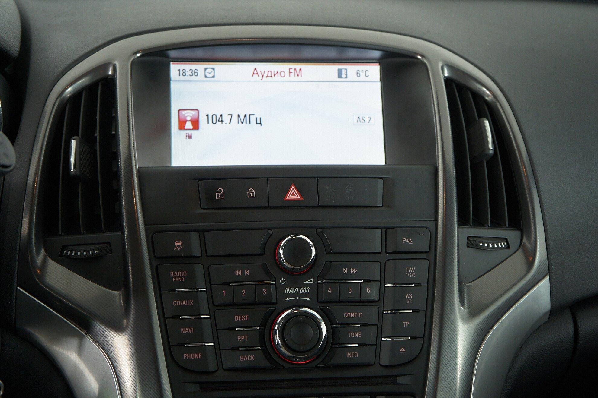 Opel Astra 2011, белый