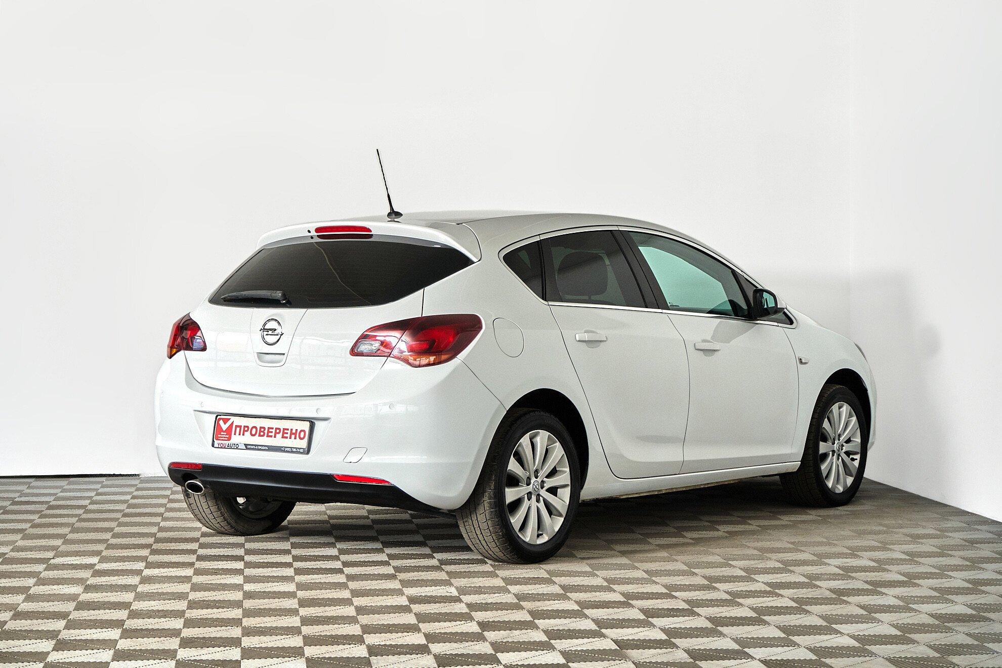 Opel Astra 2012, белый