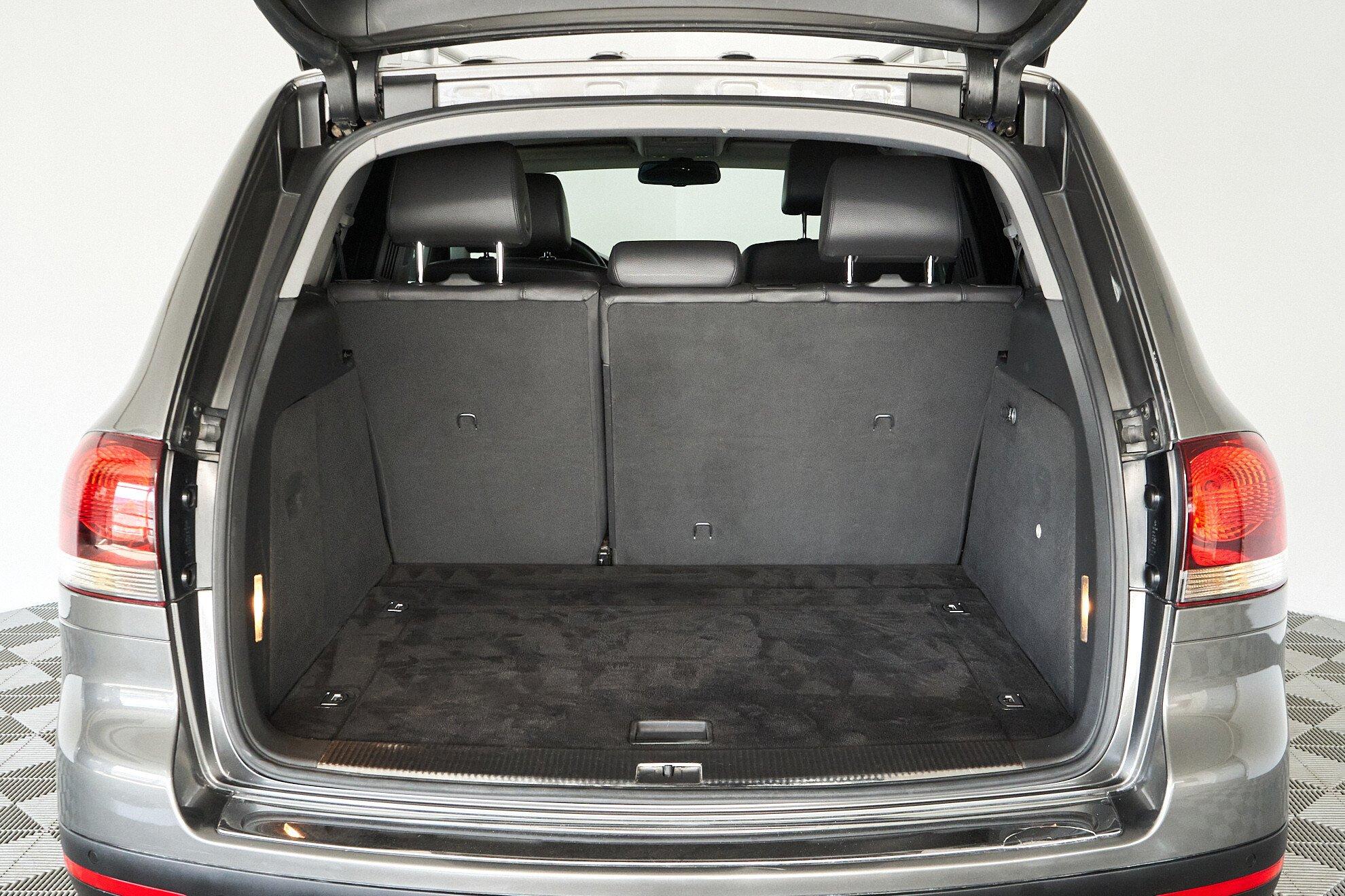 Volkswagen Touareg 2009, серый