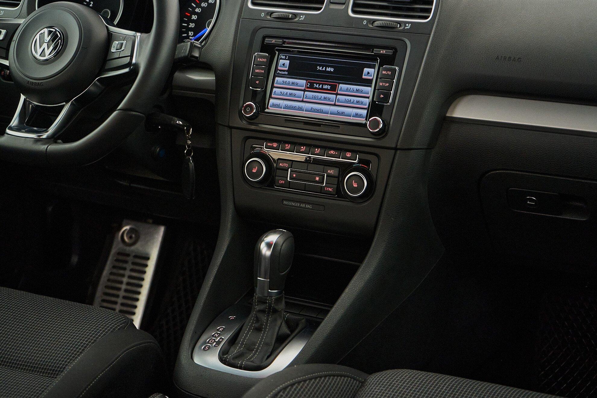 Volkswagen Golf 2012, белый