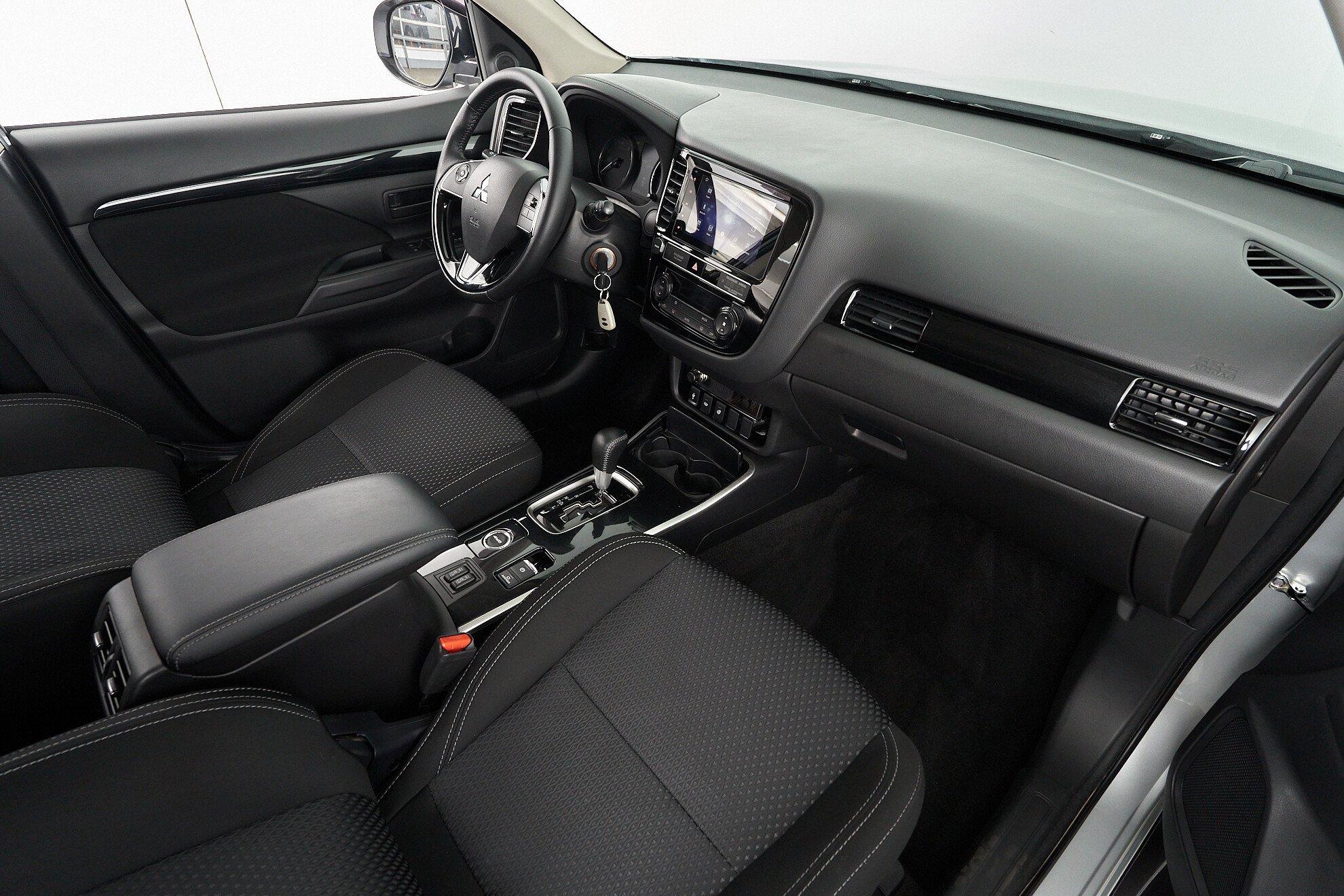 Mitsubishi Outlander 2018, серый