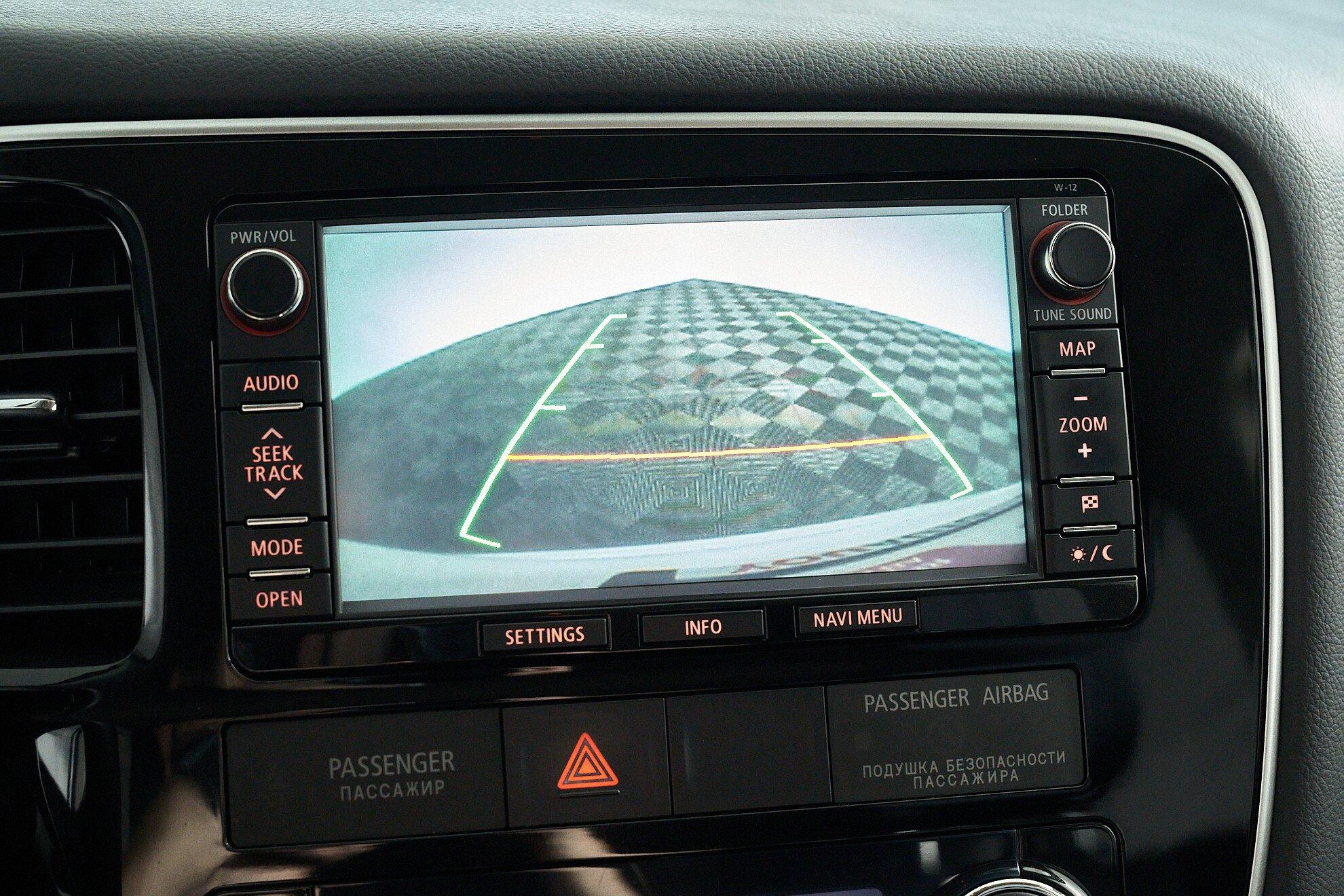 Mitsubishi Outlander 2013, белый