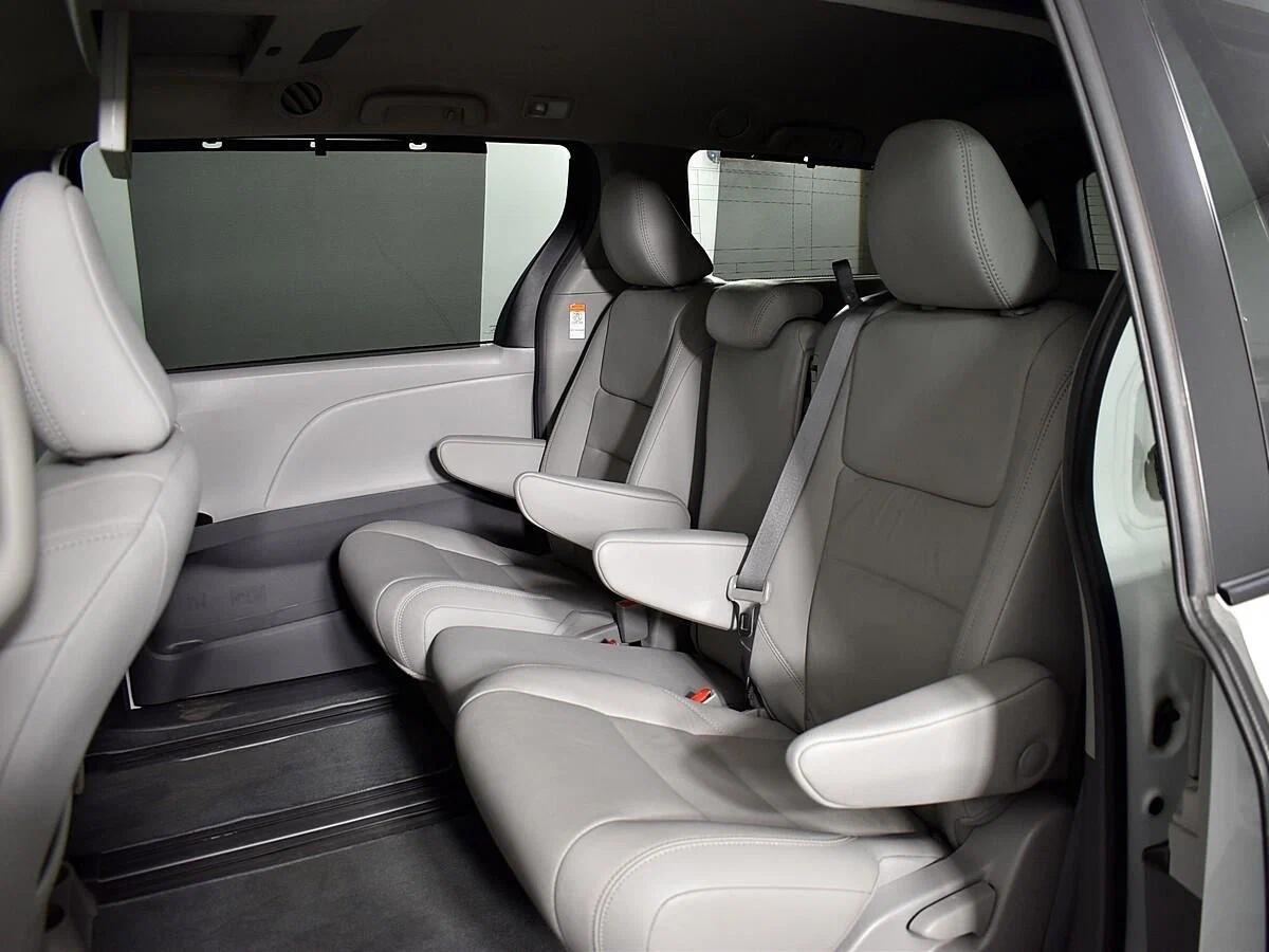 Toyota Sienna 2018, белый