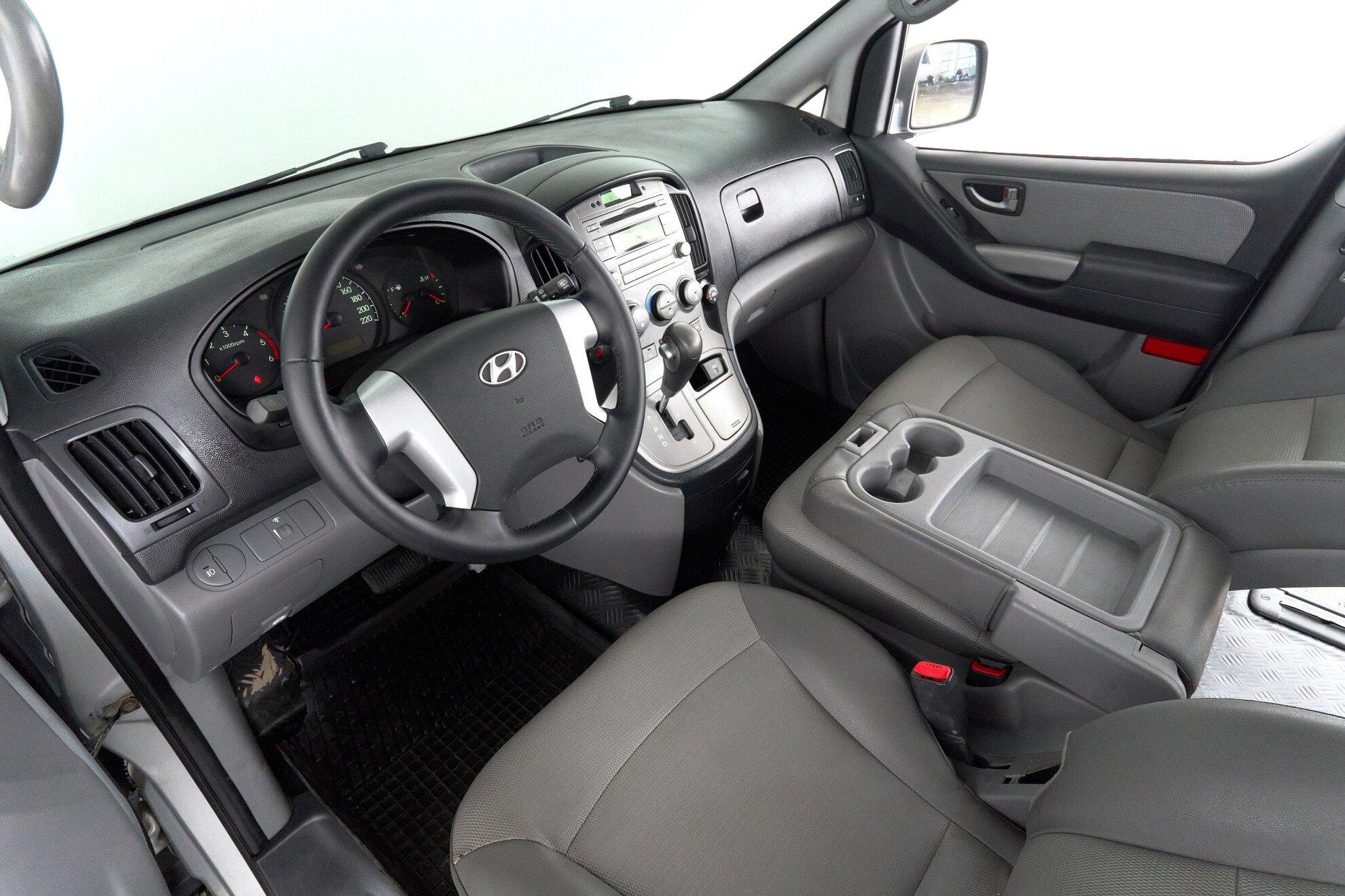 Hyundai Grand Starex 2012, серый