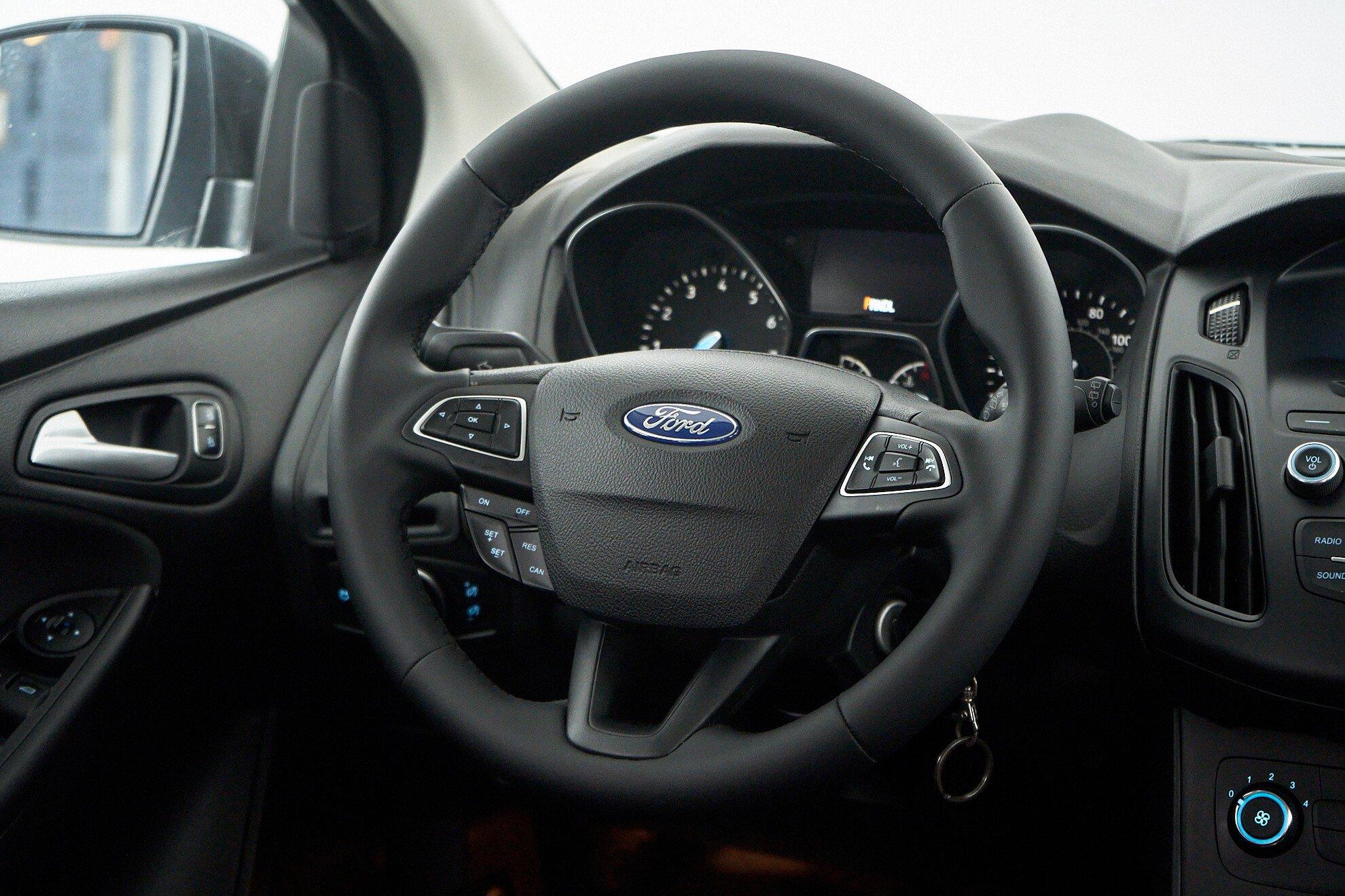 Ford Focus 2015, серый
