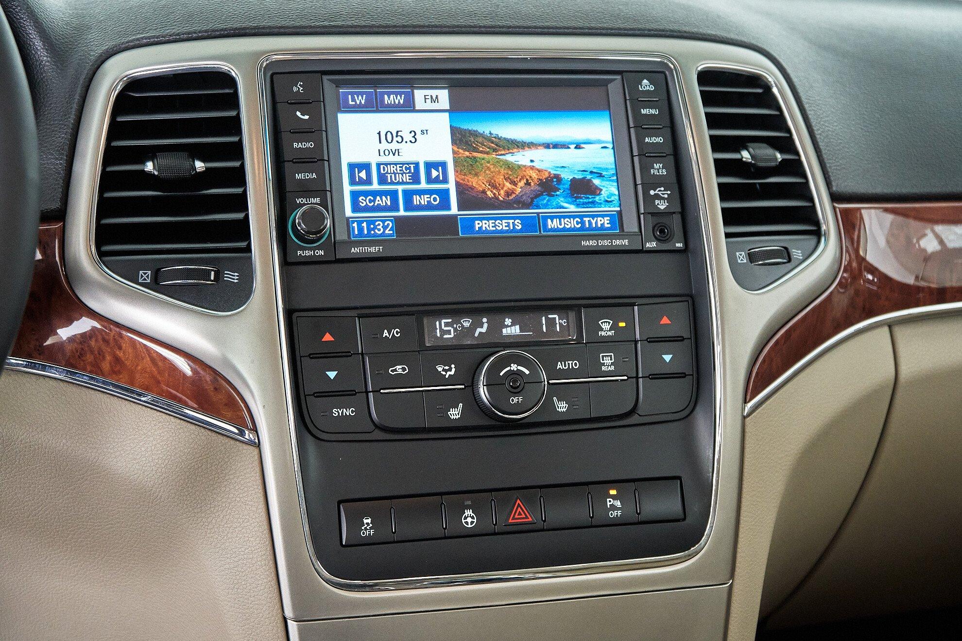 Jeep Grand Cherokee 2010, белый