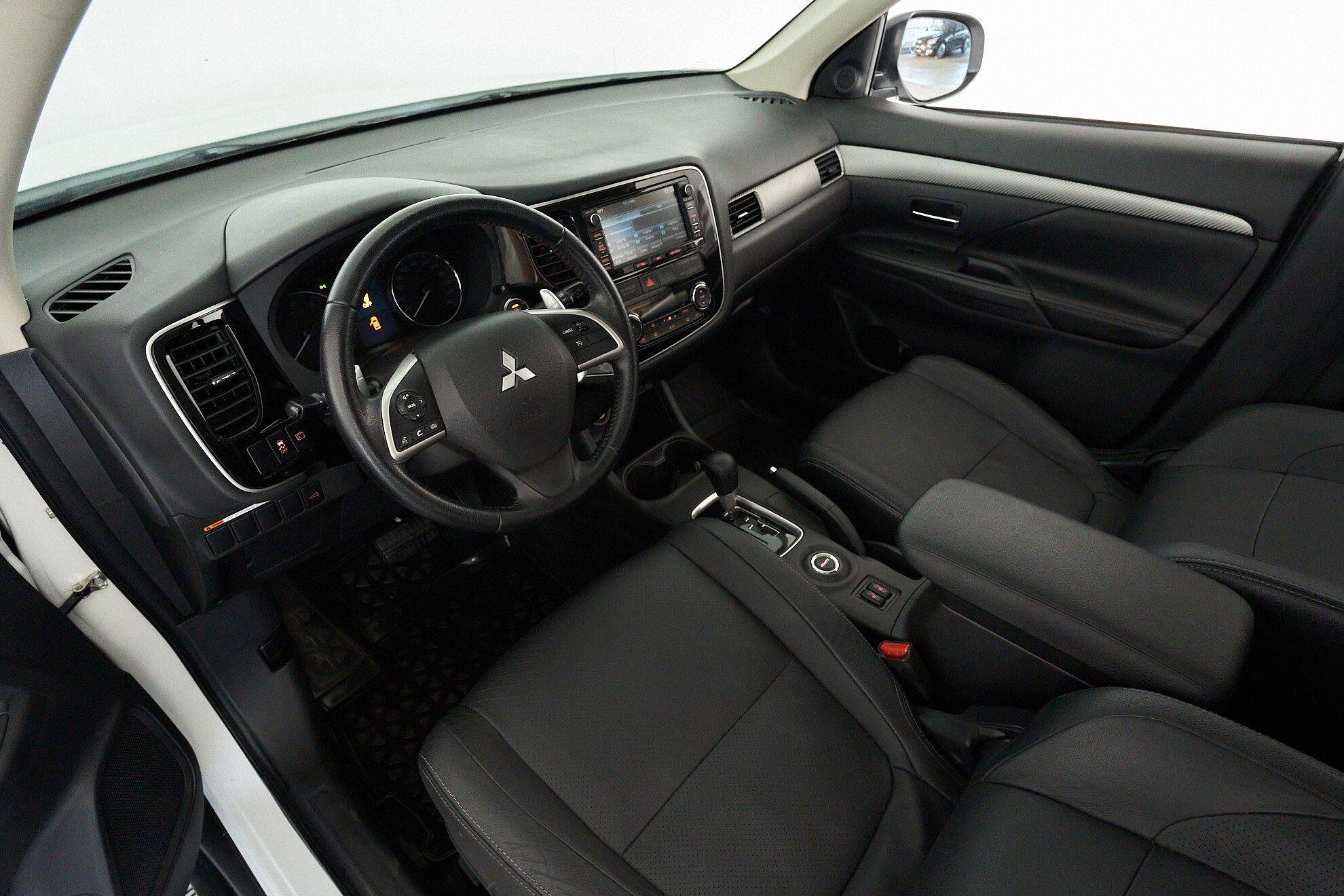 Mitsubishi Outlander 2013, белый
