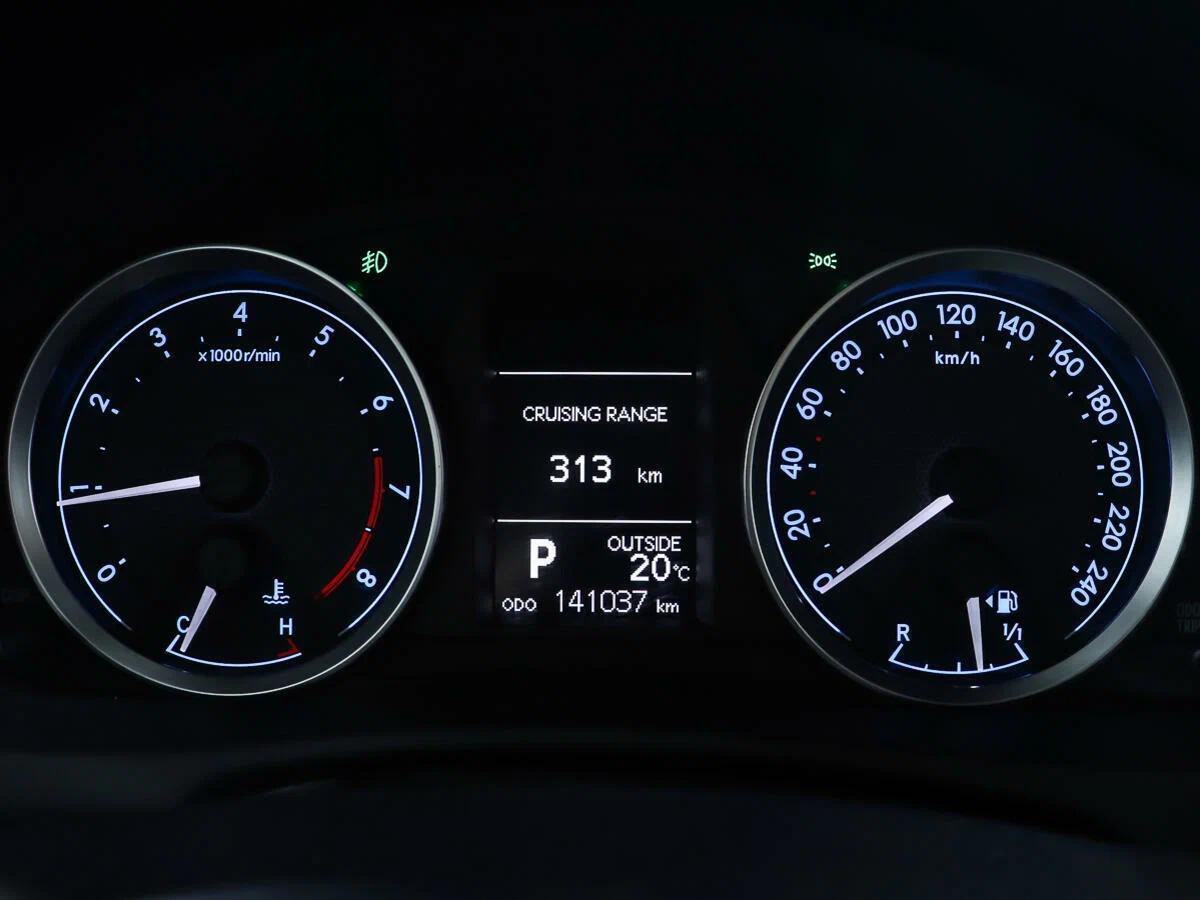 Toyota Auris 2014, серебряный