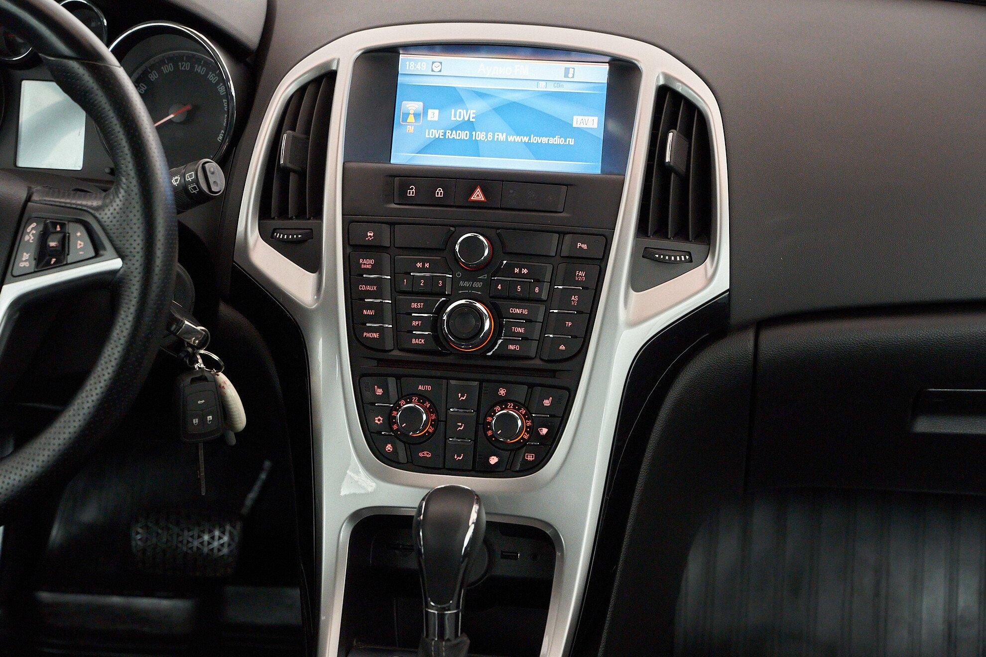 Opel Astra 2013, красный