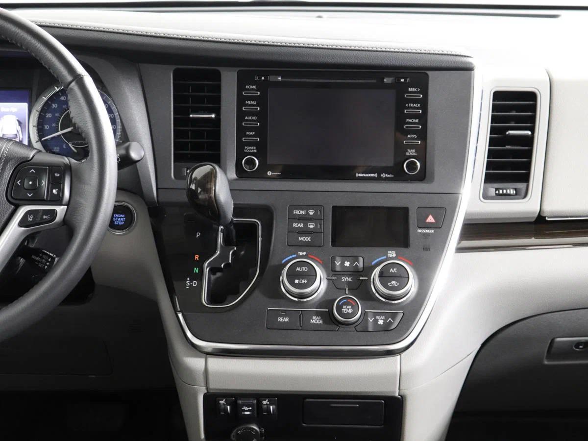 Toyota Sienna 2017, серебряный