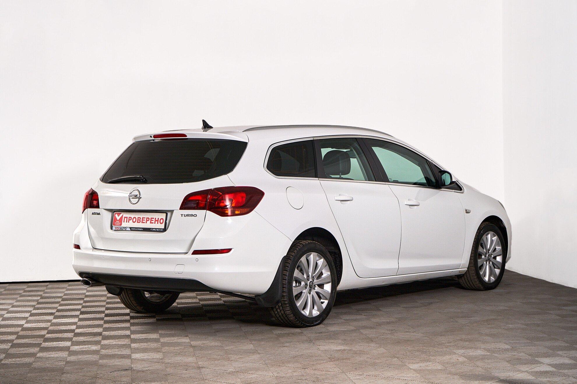 Opel Astra 2011, белый