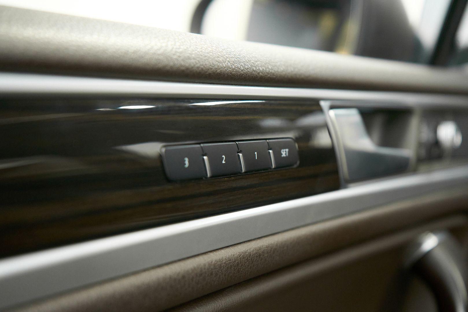 Volkswagen Touareg 2016, коричневый