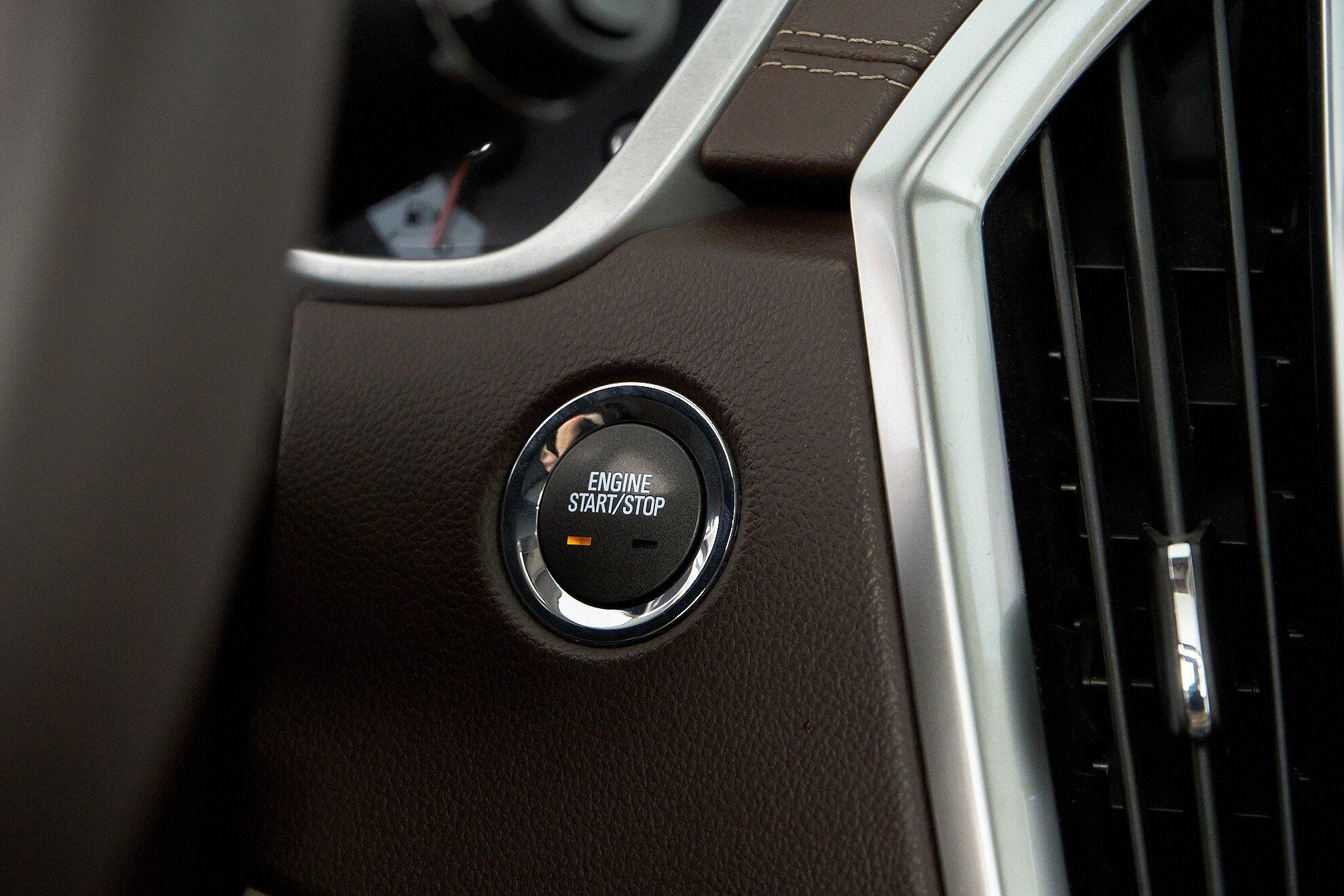 Cadillac SRX 2011, белый