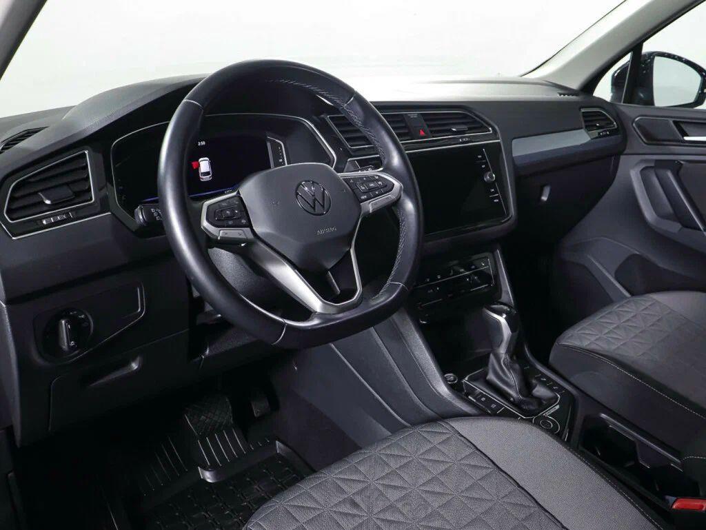 Volkswagen Tiguan 2021, черный