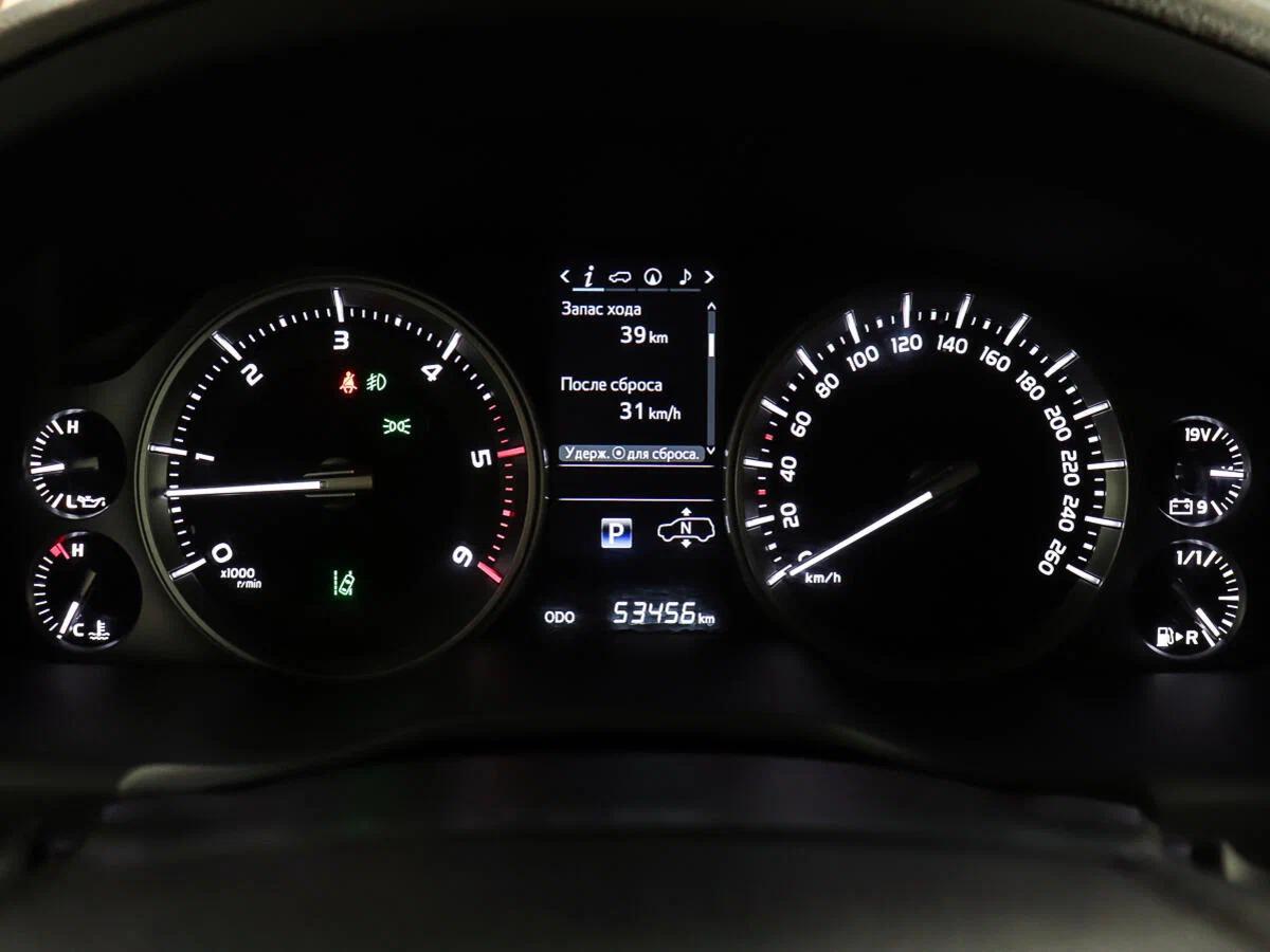 Toyota Land Cruiser 2018, красный