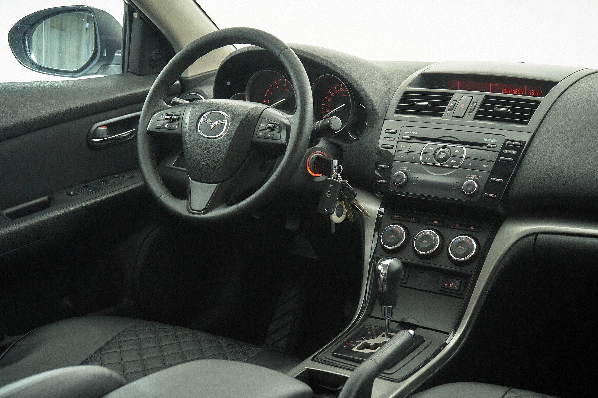 Mazda 6 2010, белый