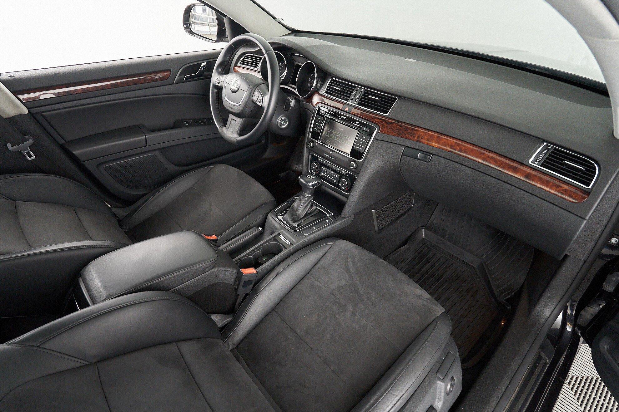 Skoda Superb 2011, черный
