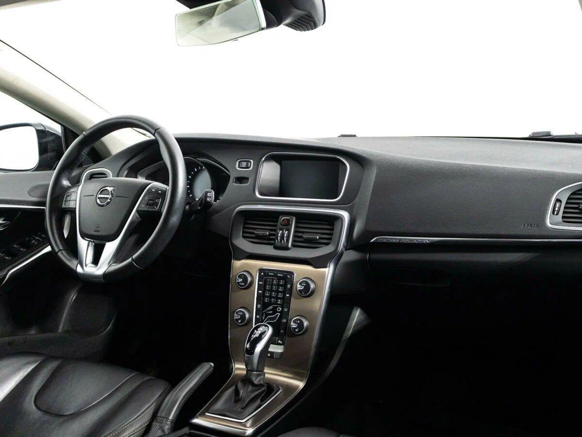 Volvo V40 2019, коричневый