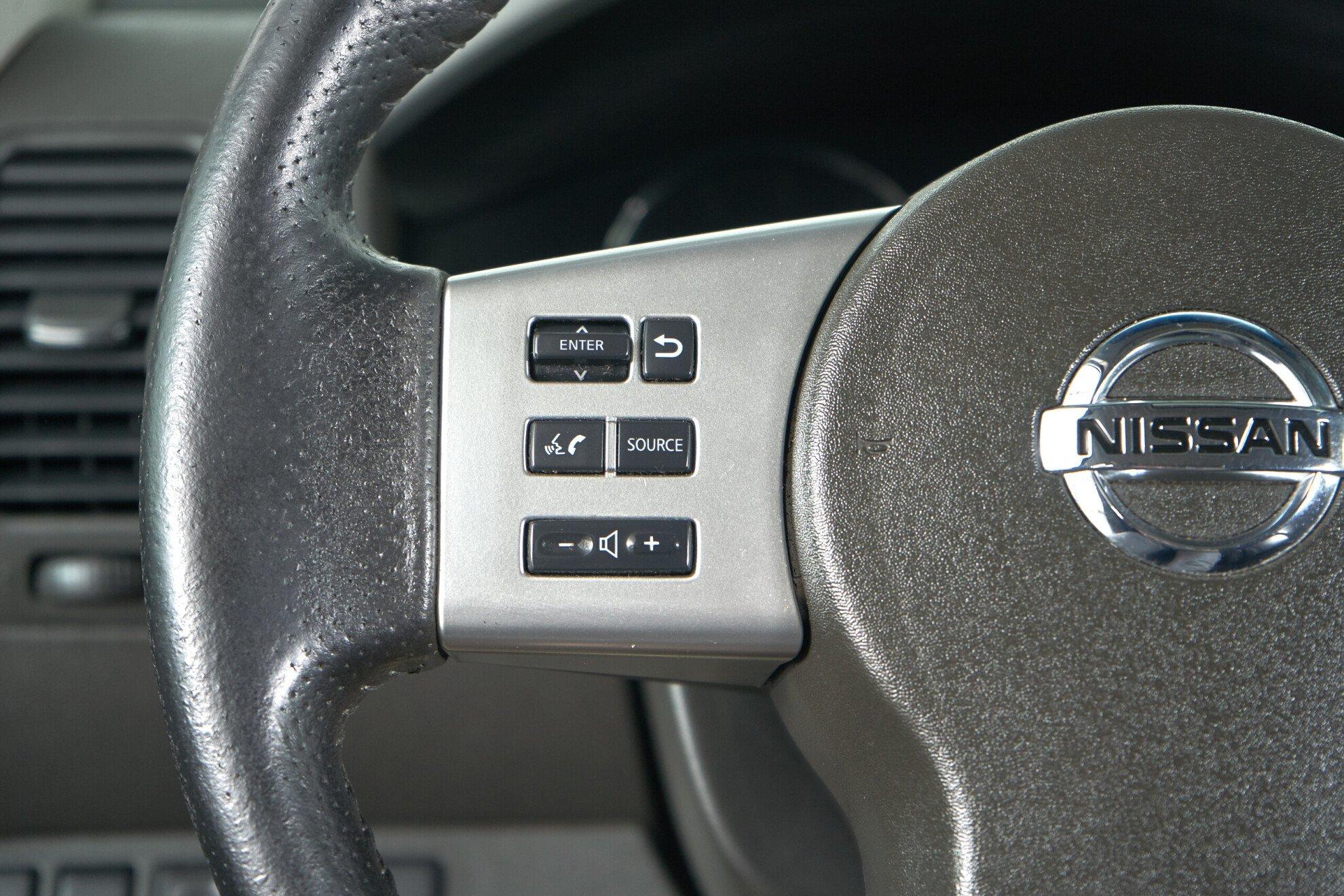 Nissan Pathfinder 2011, белый