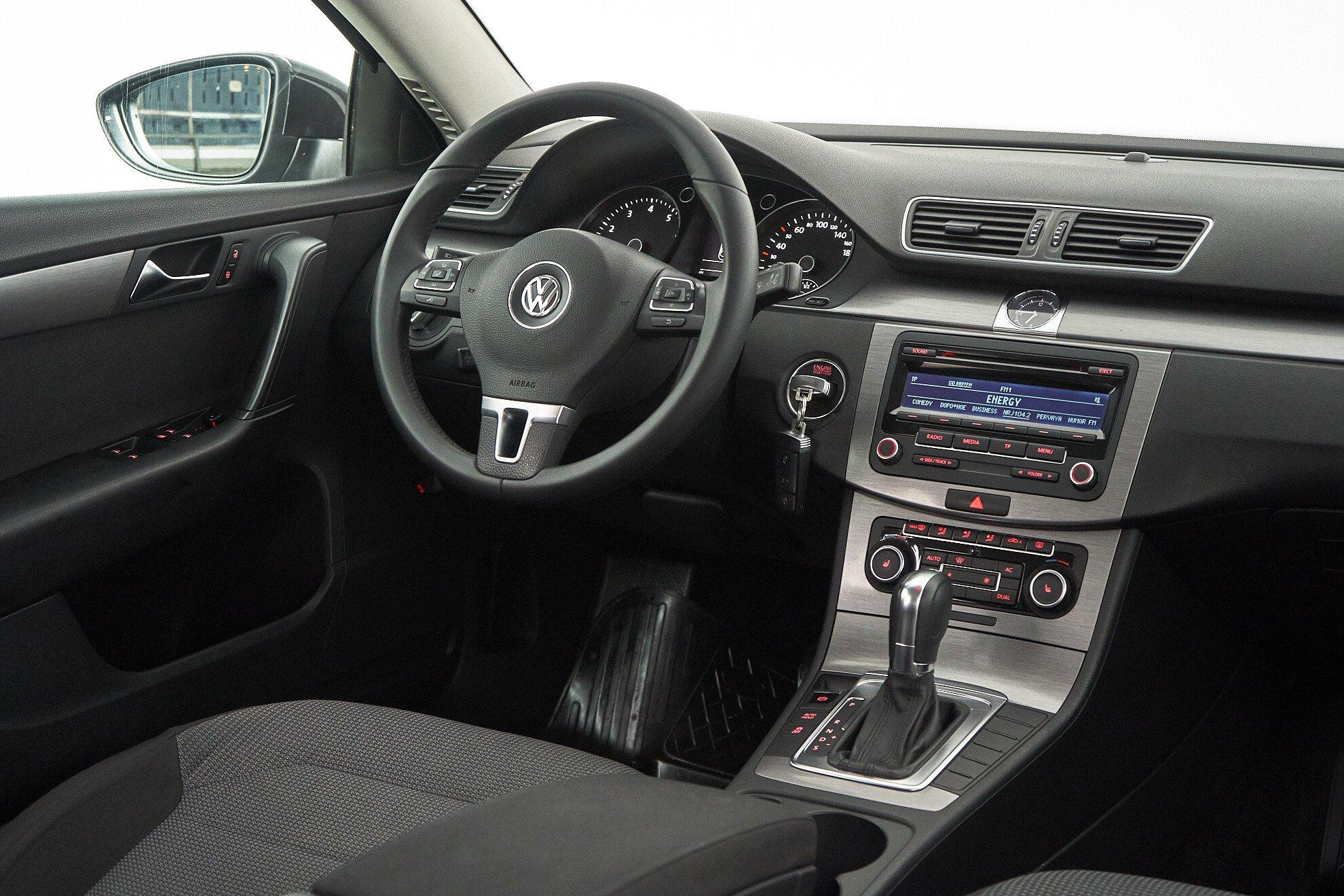 Volkswagen Passat 2011, серый