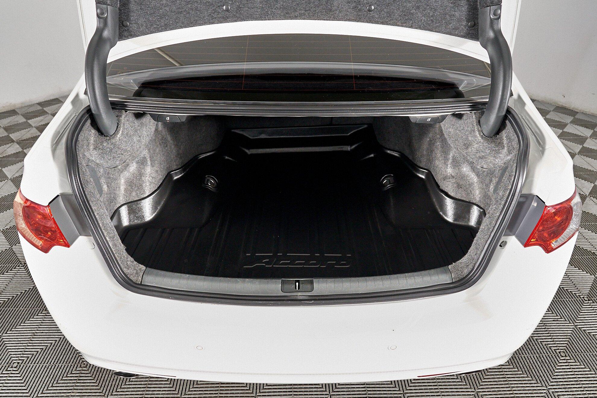 Honda Accord 2012, белый