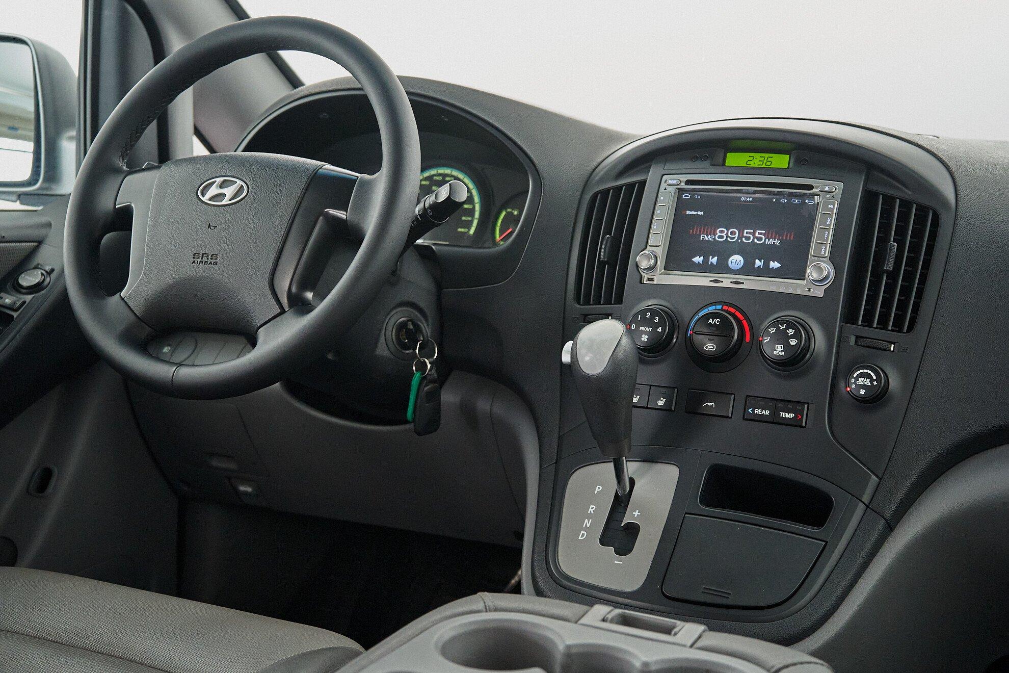 Hyundai Grand Starex 2010, серебряный