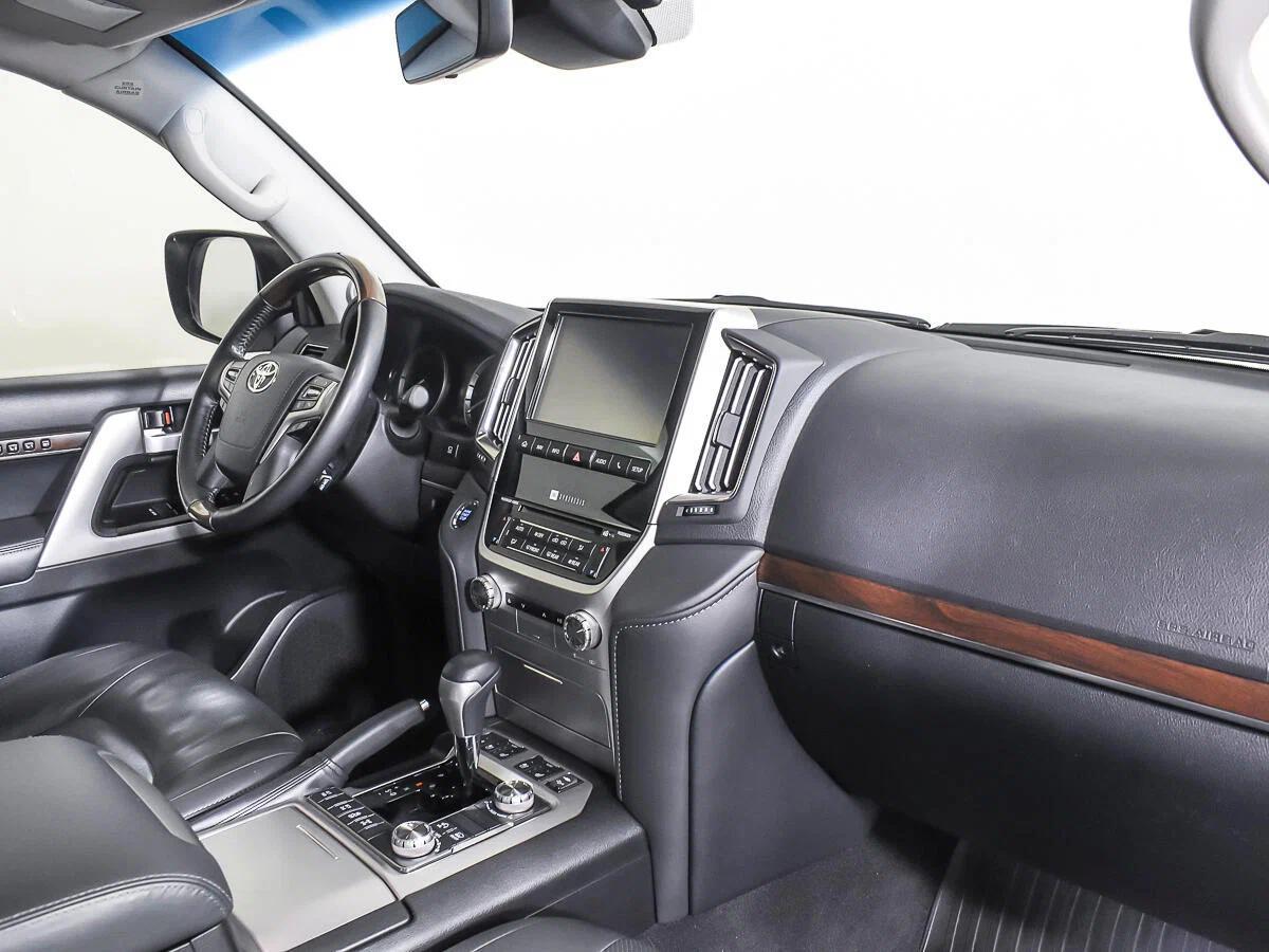 Toyota Land Cruiser 2020, белый