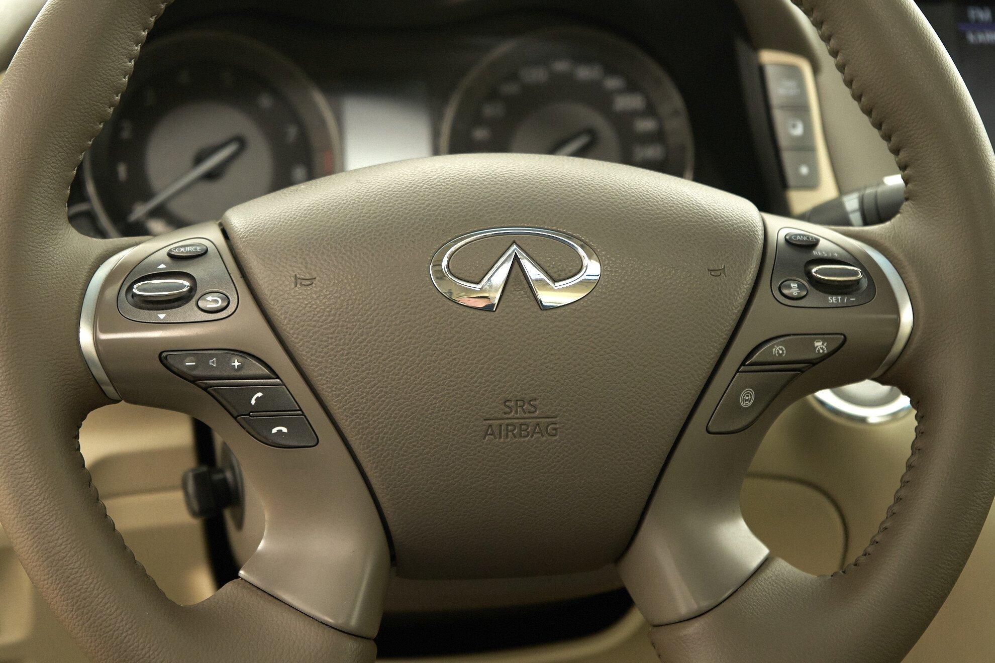 Infiniti Q70 2014, черный