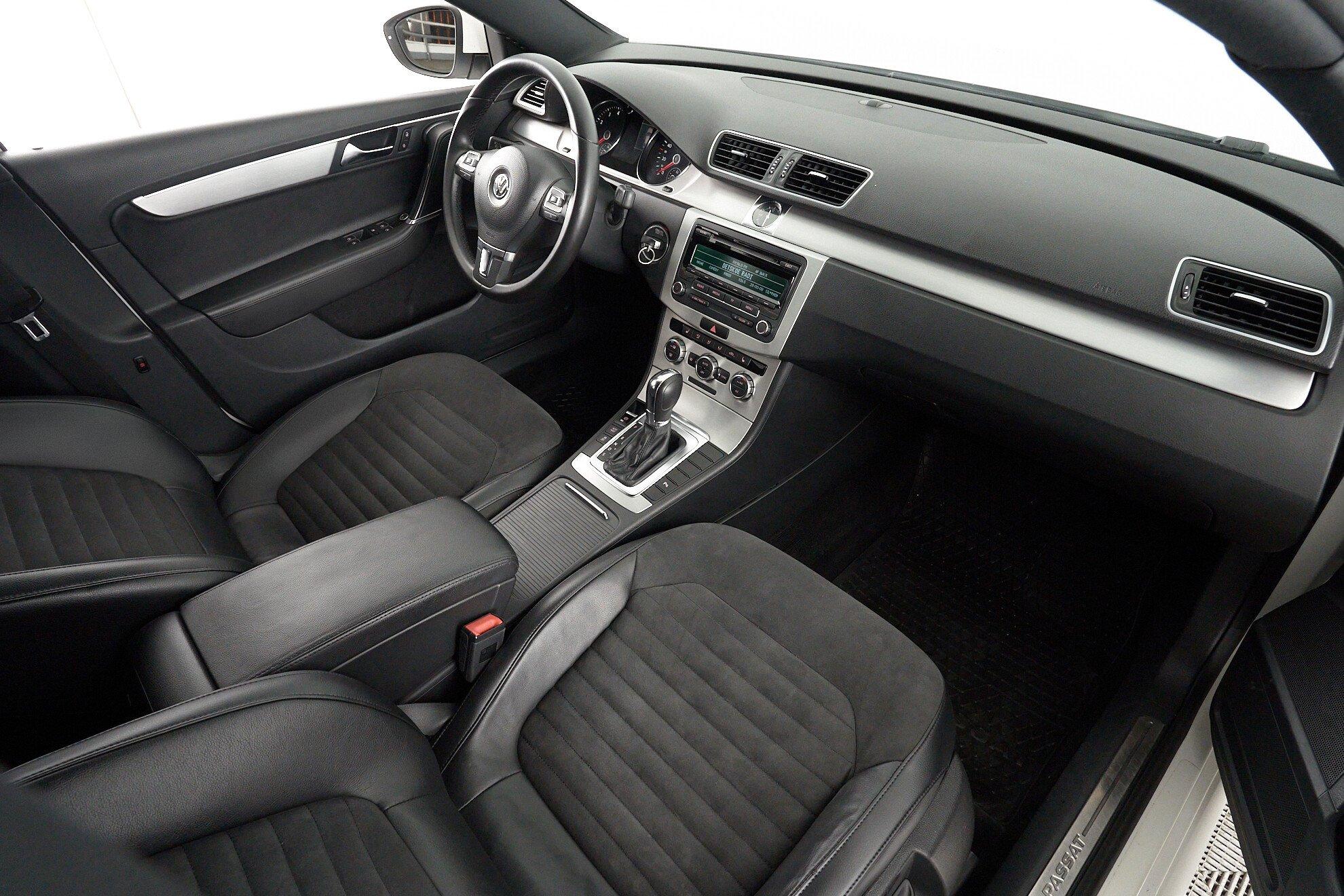 Volkswagen Passat 2012, белый