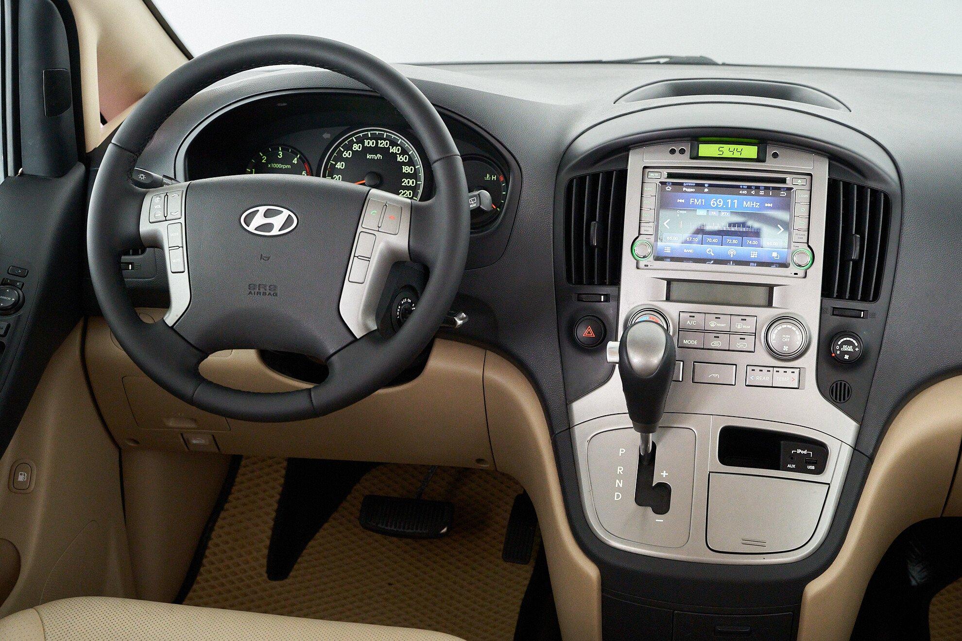 Hyundai Grand Starex 2013, серебряный