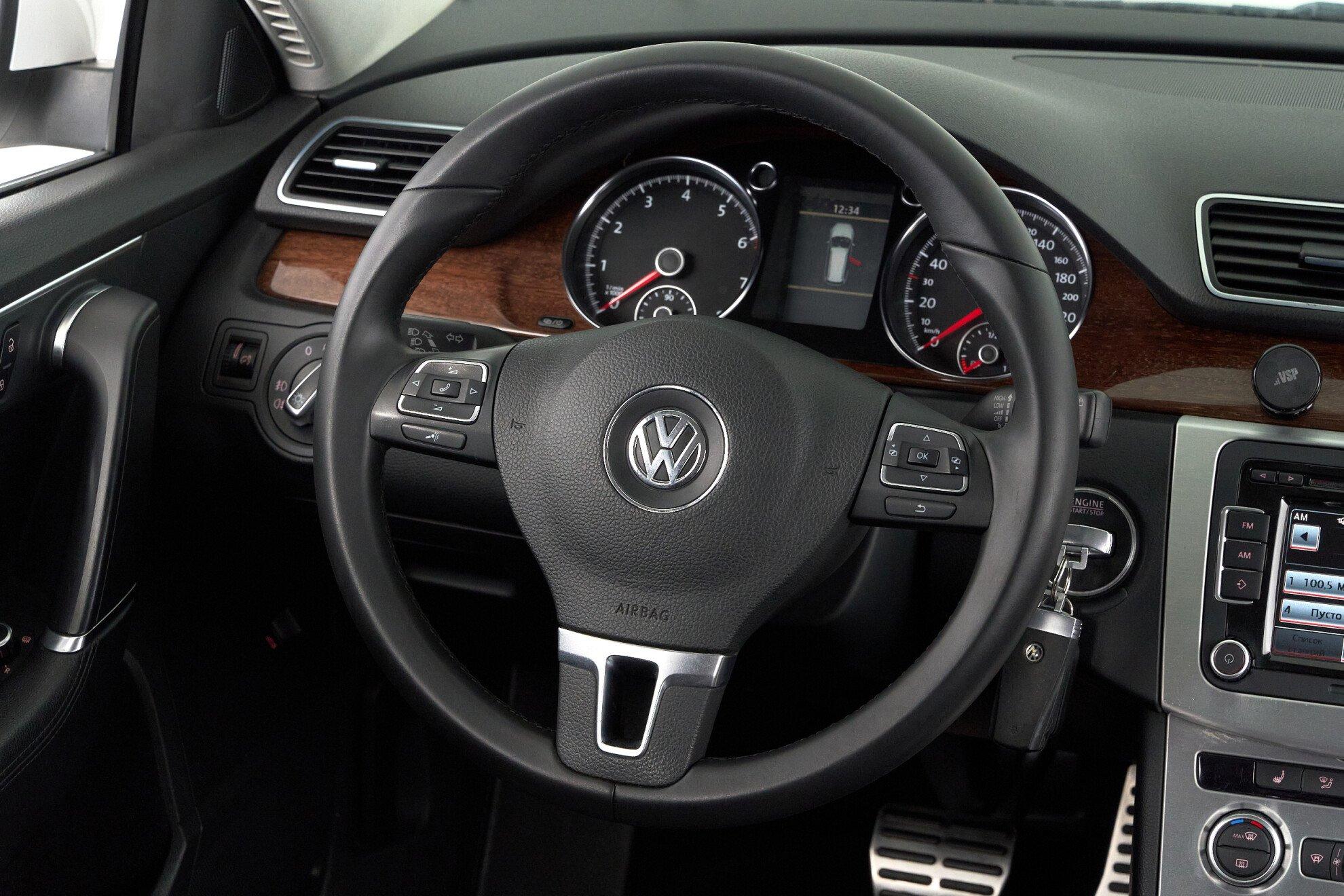 Volkswagen Passat 2013, белый
