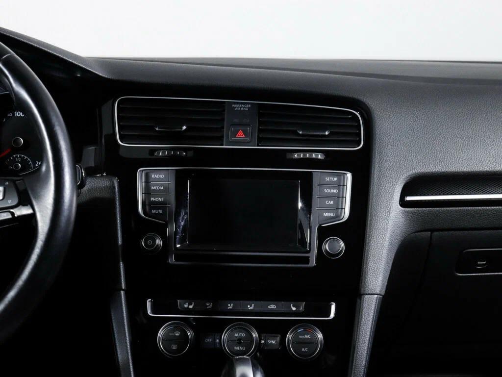 Volkswagen Golf 2016, белый