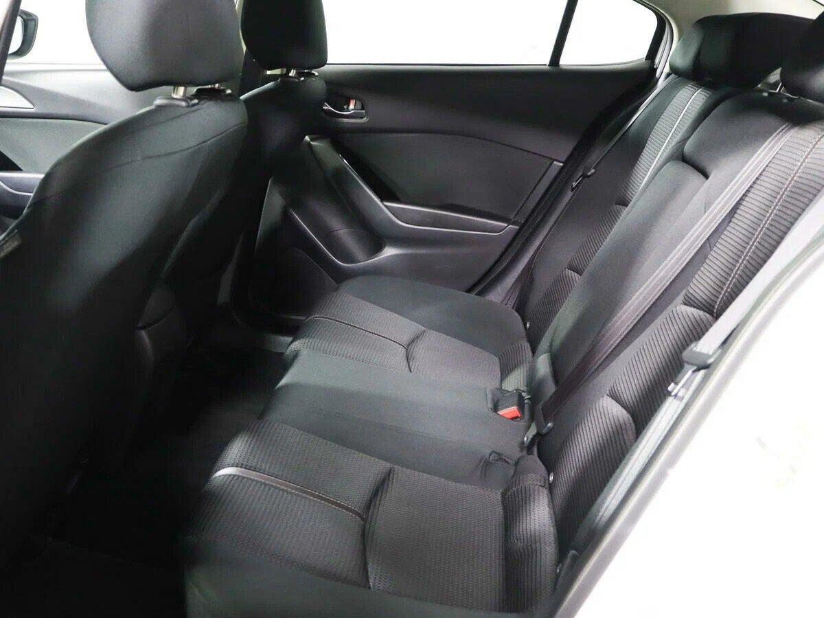 Mazda 3 2018, белый