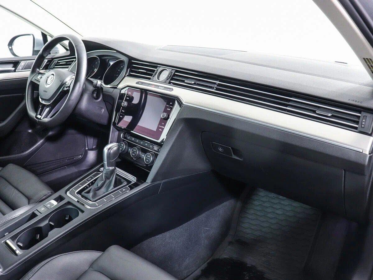 Volkswagen Passat 2018, серебряный