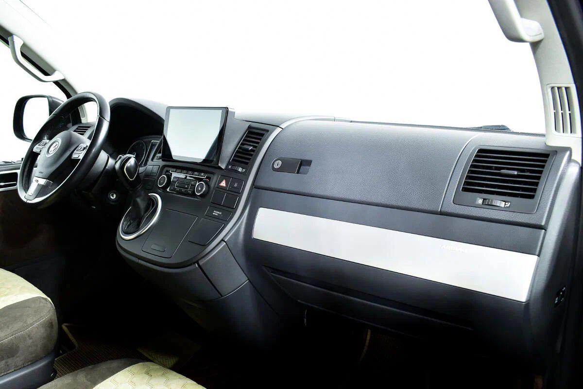 Volkswagen Multivan 2013, красный