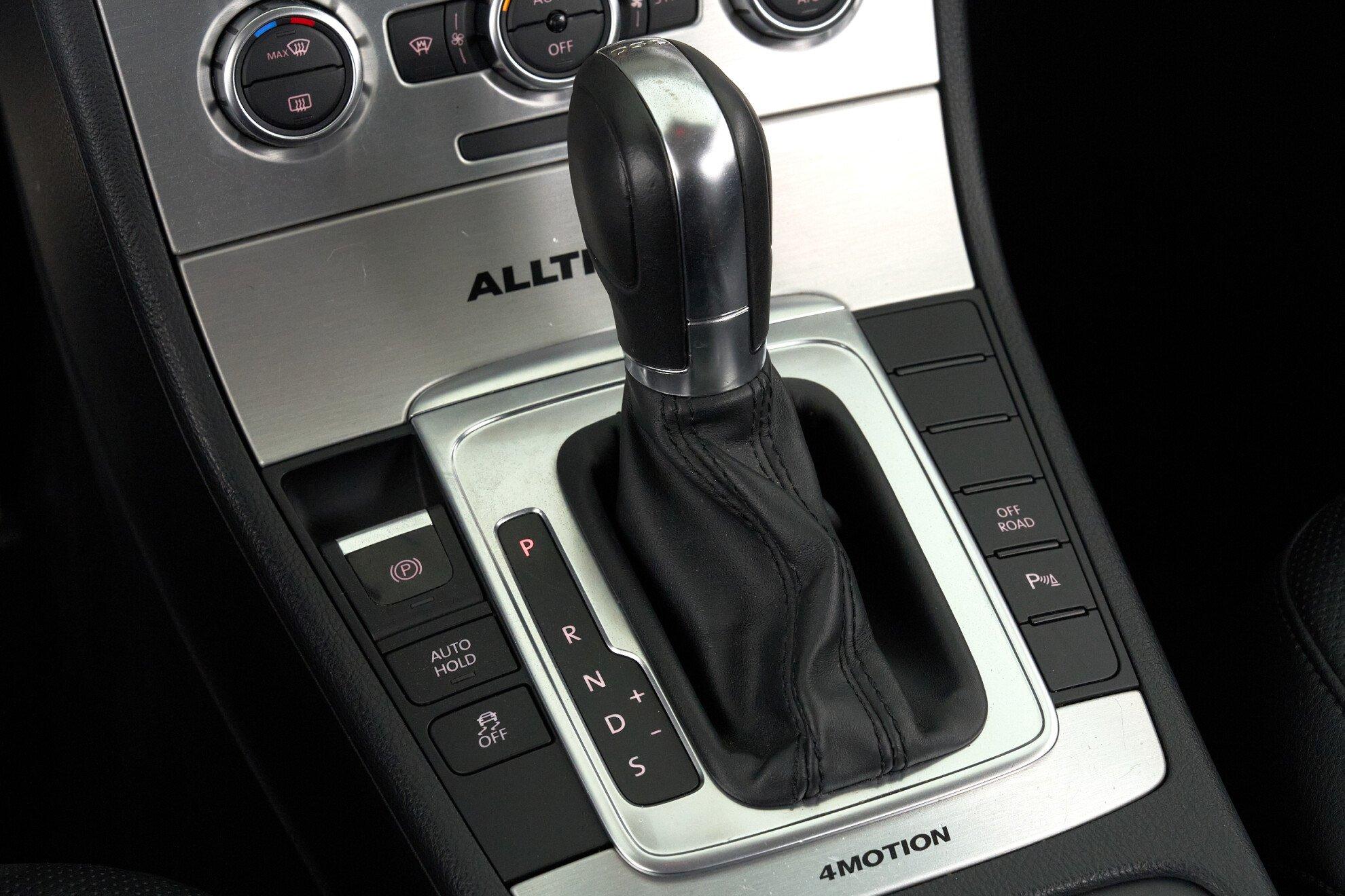 Volkswagen Passat 2013, белый