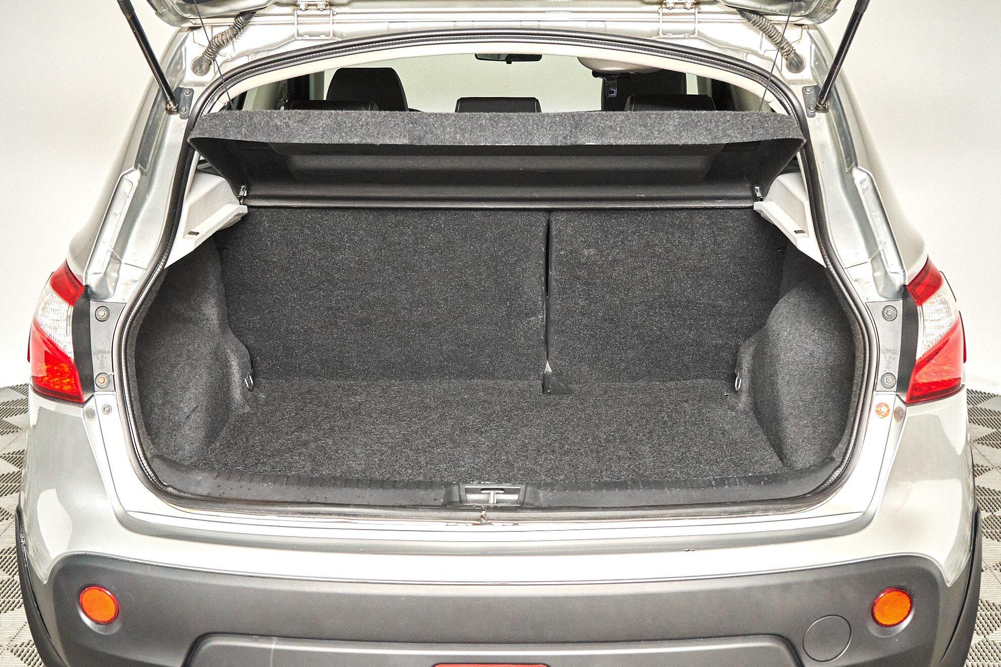 Nissan Qashqai 2011, серебряный