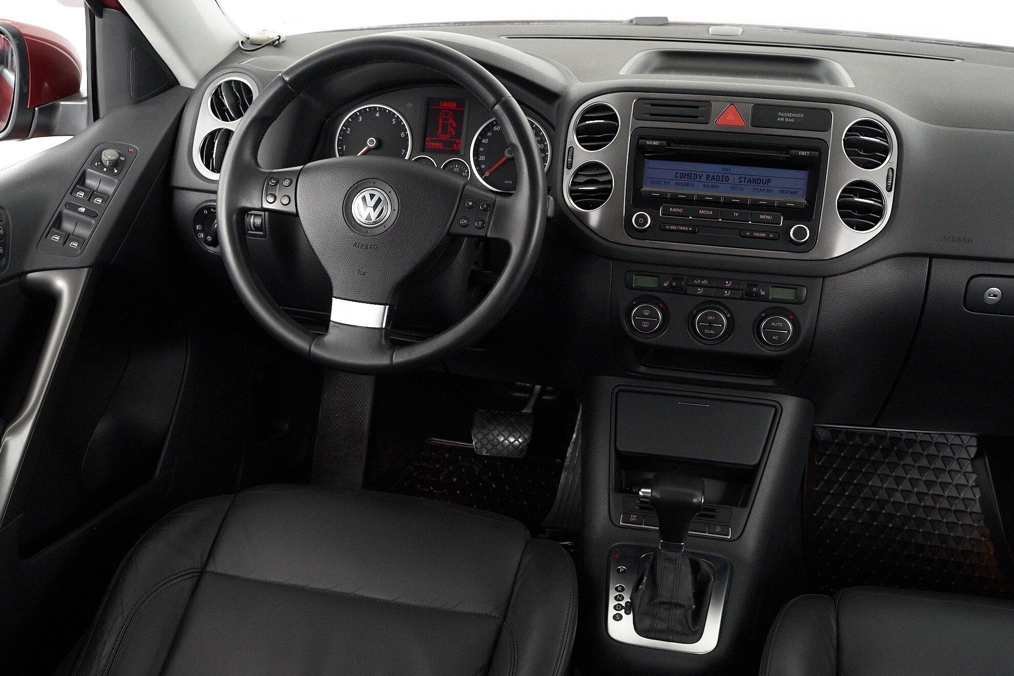 Volkswagen Tiguan 2010, красный