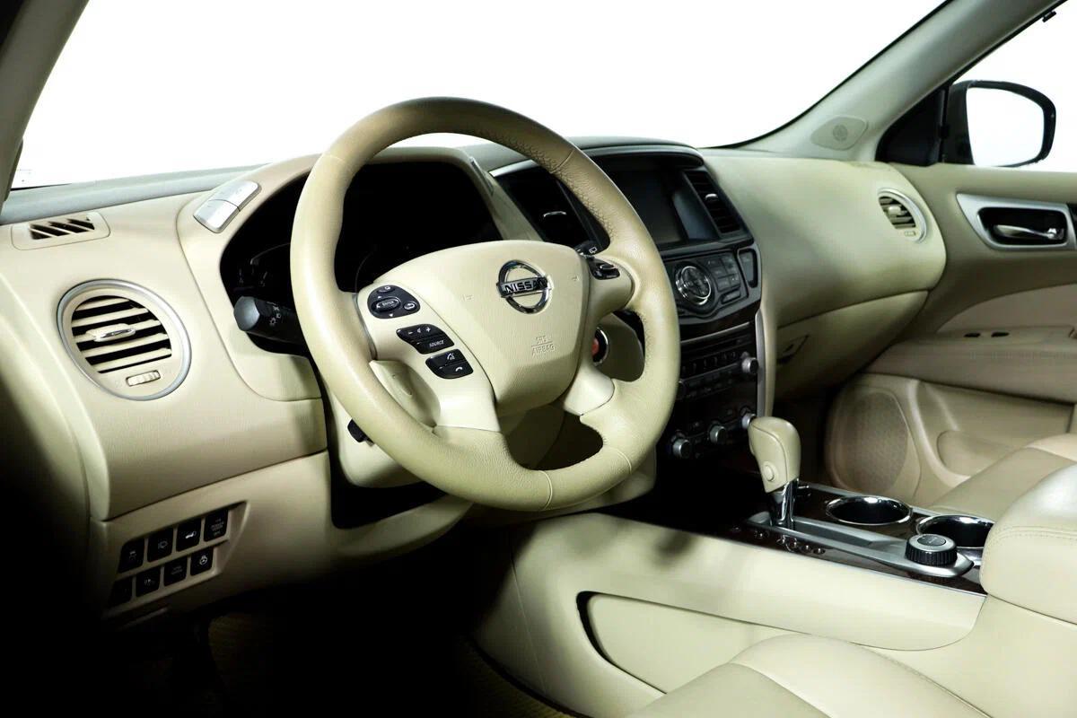 Nissan Pathfinder 2015, серый