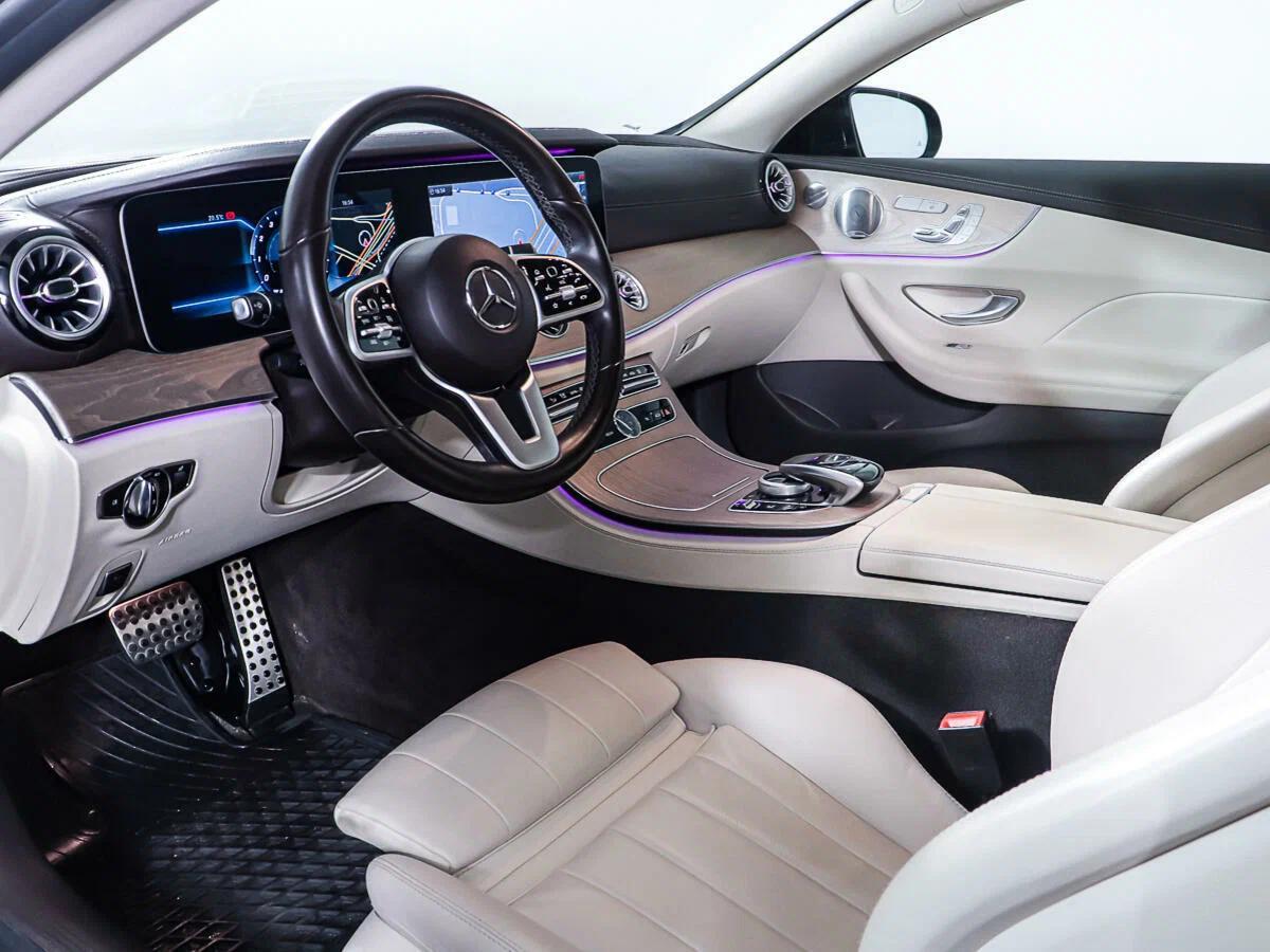 Mercedes-Benz E-Класс 2018, красный