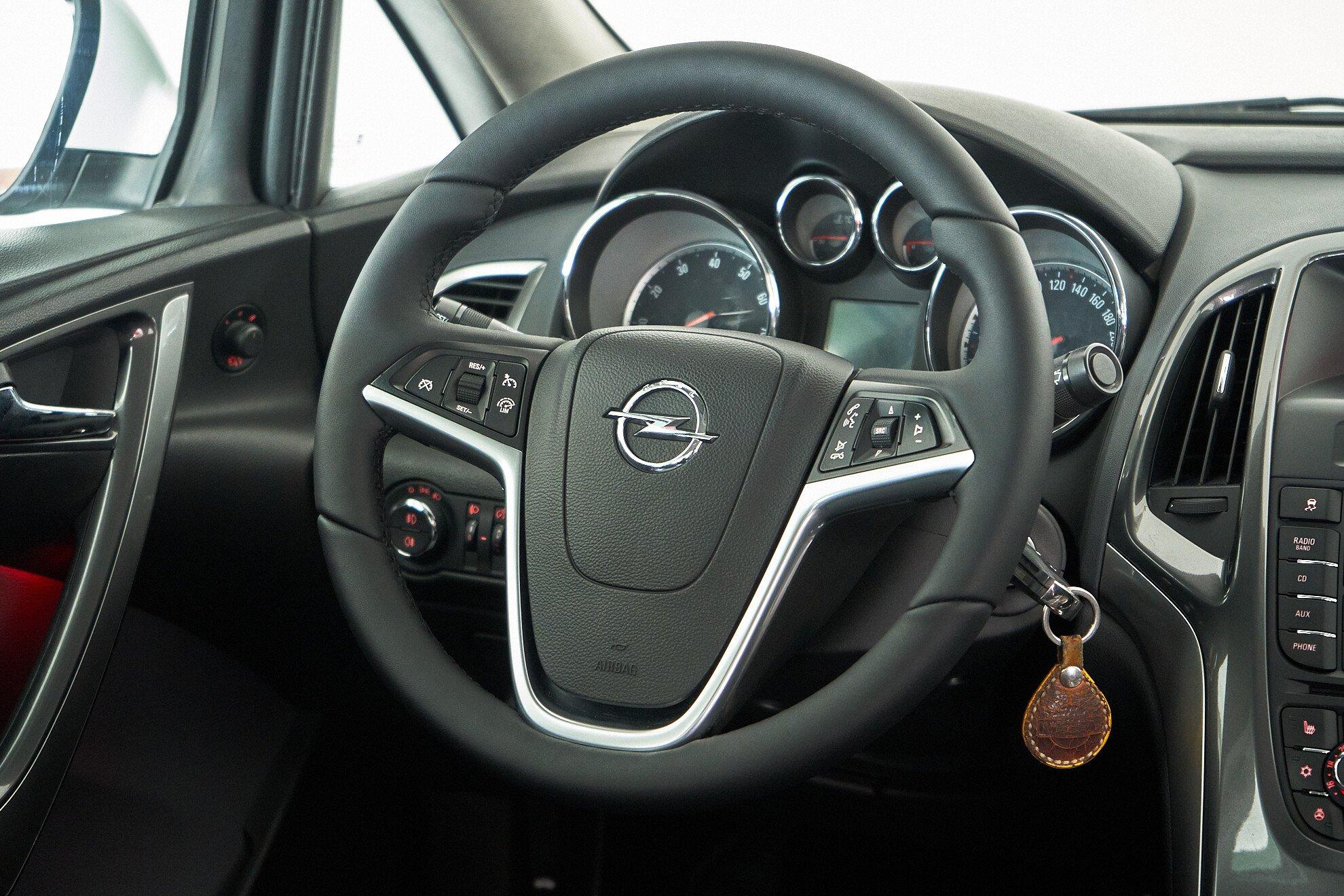 Opel Astra 2013, белый