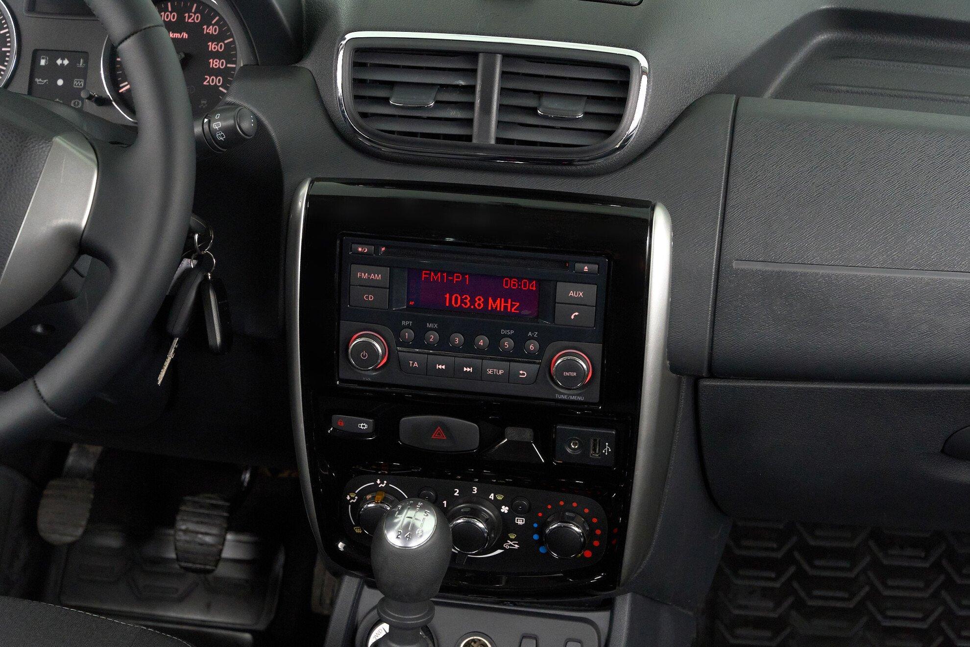 Nissan Terrano 2015, черный