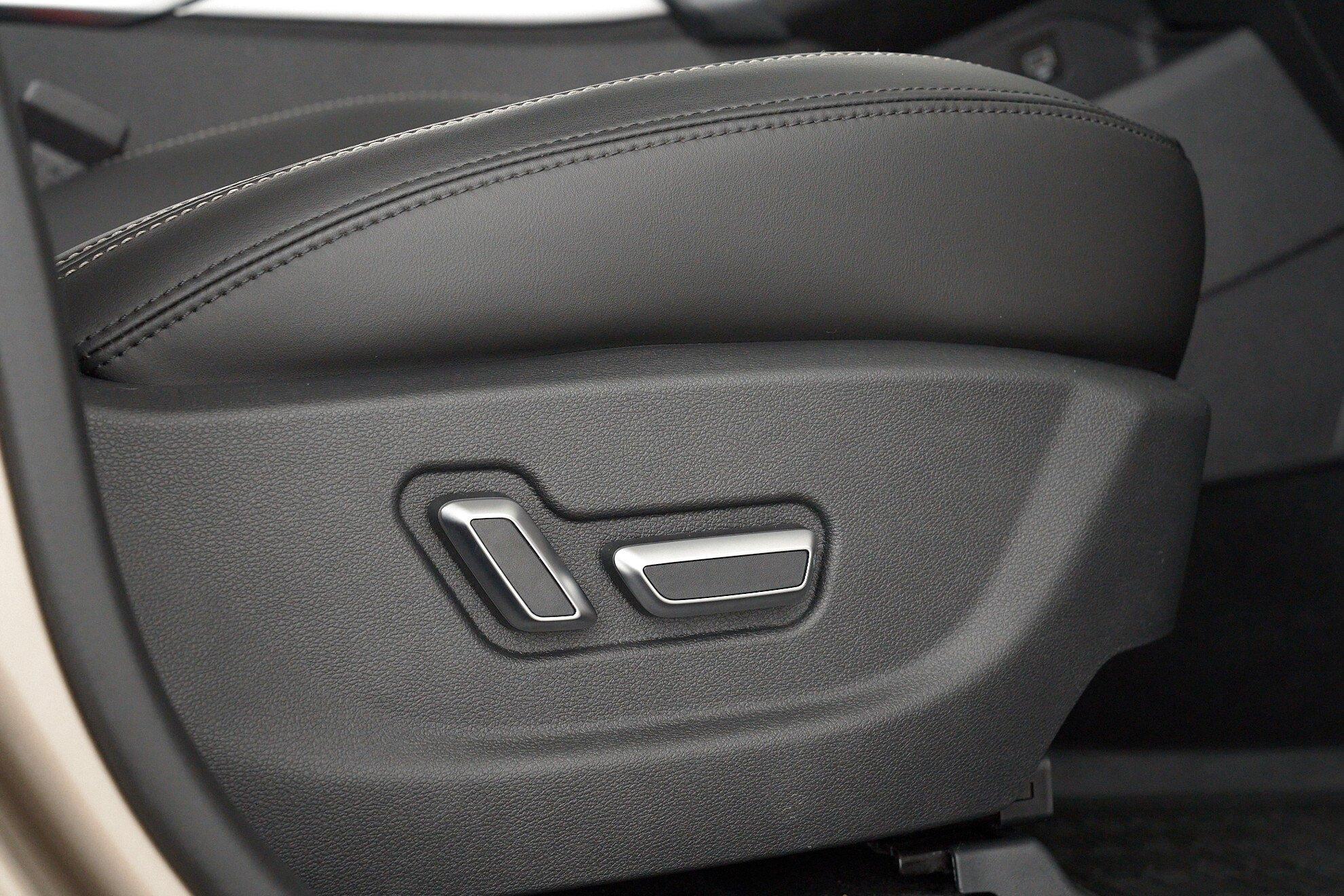 Geely Atlas 2019, бежевый