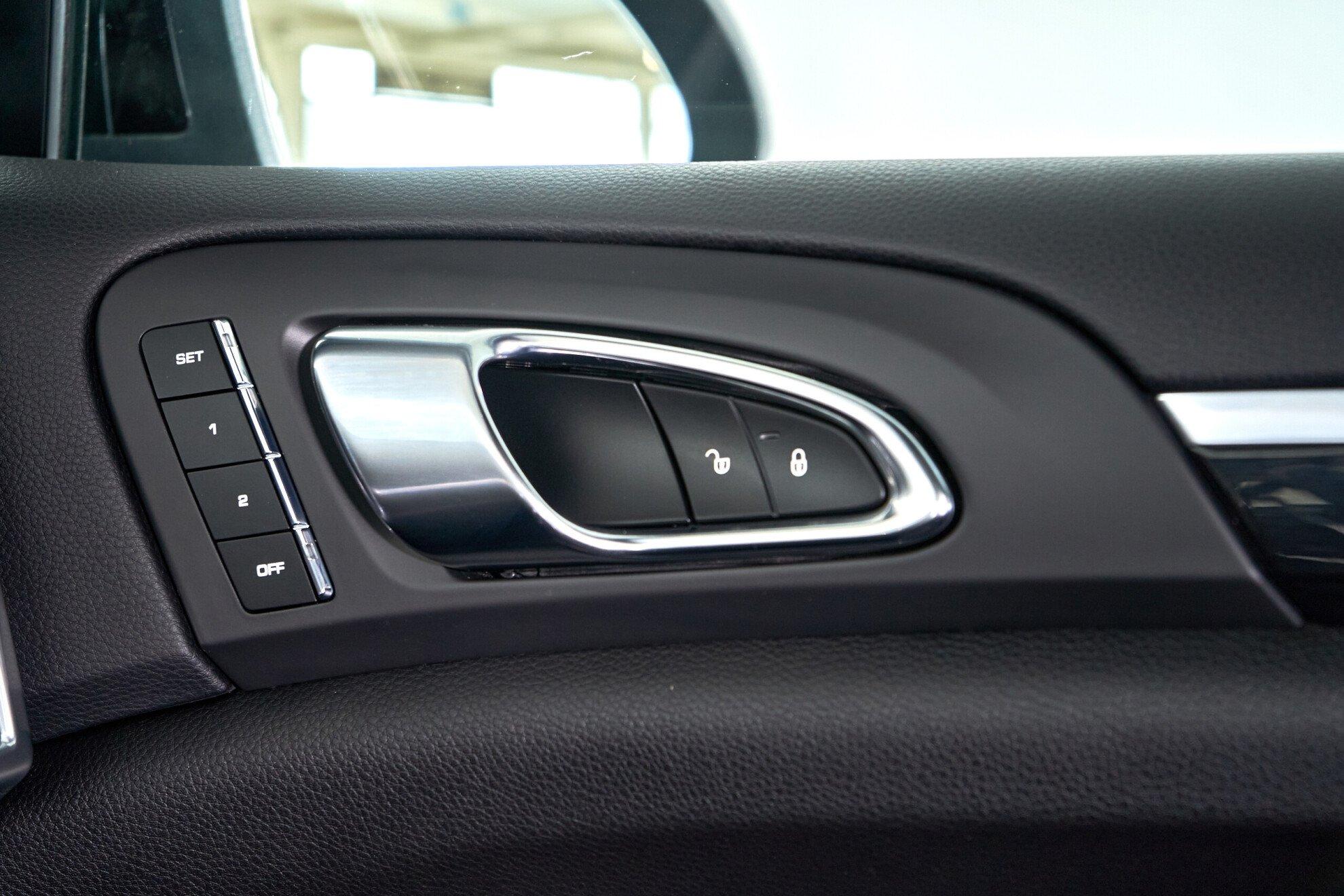 Porsche Cayenne 2012, черный
