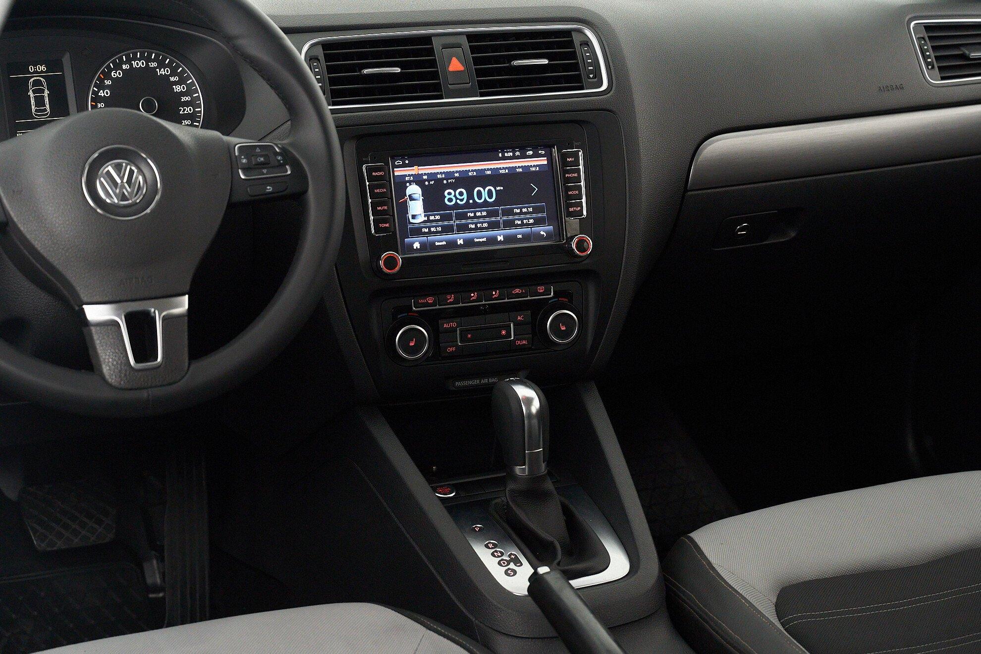 Volkswagen Jetta 2011, серебряный