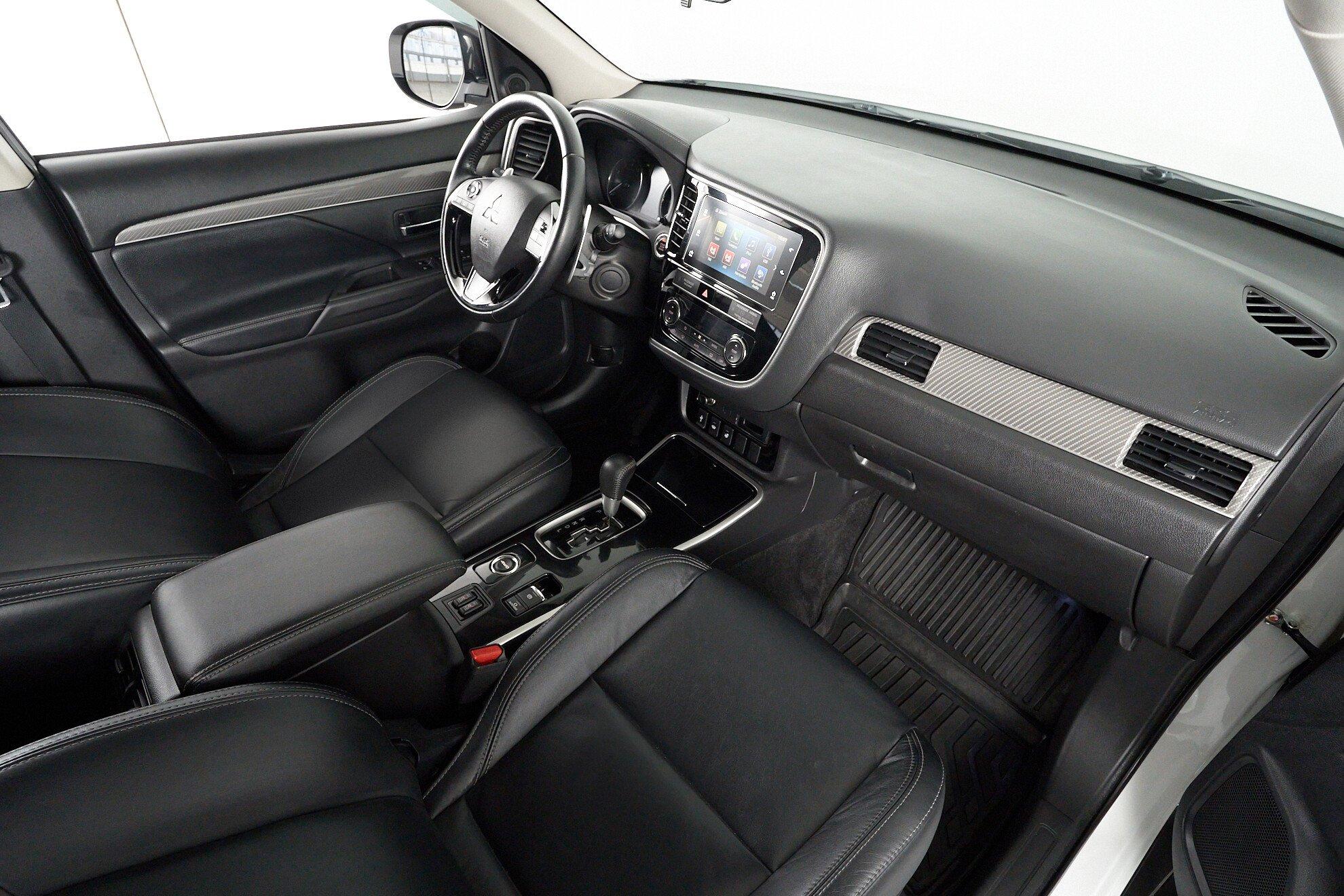 Mitsubishi Outlander 2019, белый